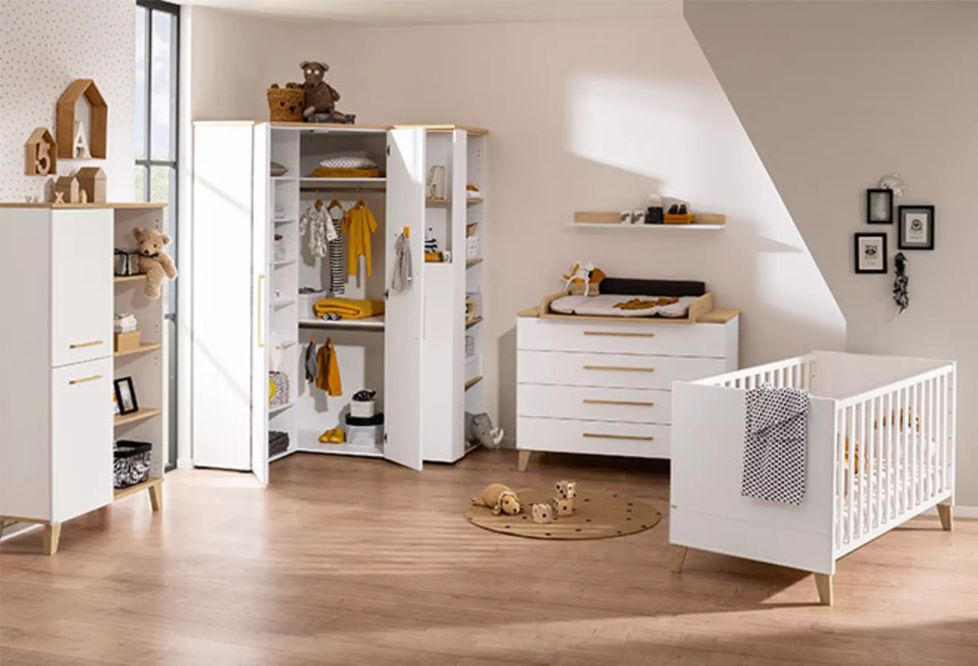 Nachhaltige Babymöbel mit Fokus auf Sicherheit und ergonomische Wickelhöhe.