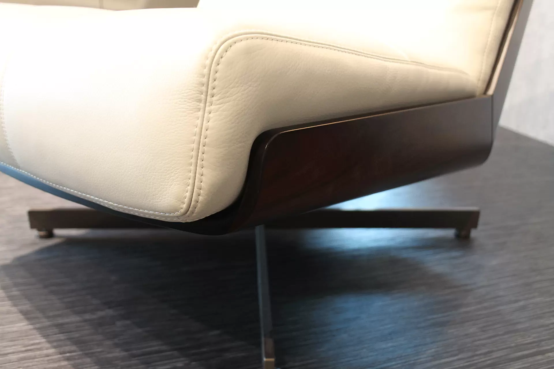 Das Sitzpolster des Daiki Sessels von Minotti in der Detailansicht