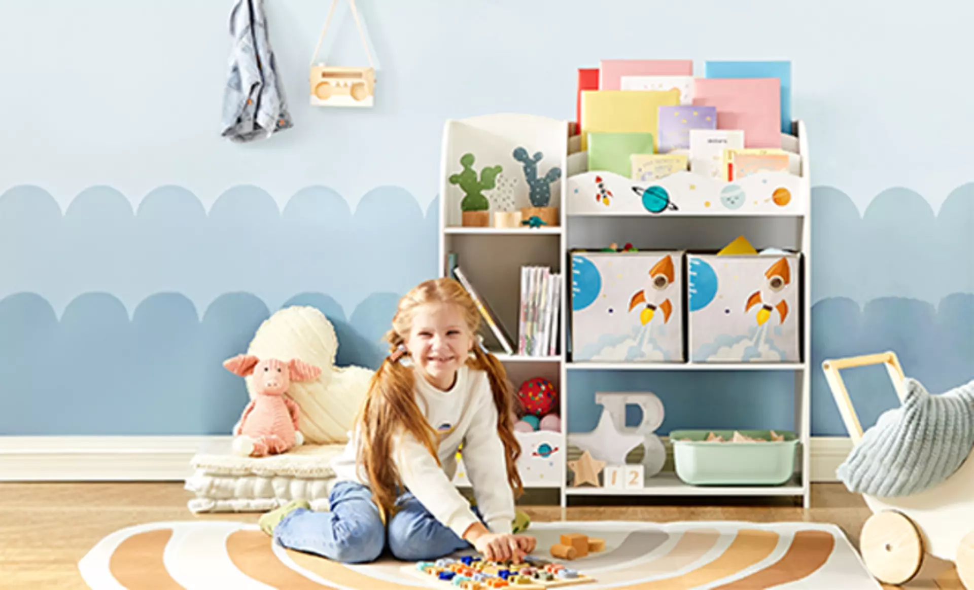 Kindgerechtes Kinderzimmer mit Aufbewahrungsregal und Spielecke.
