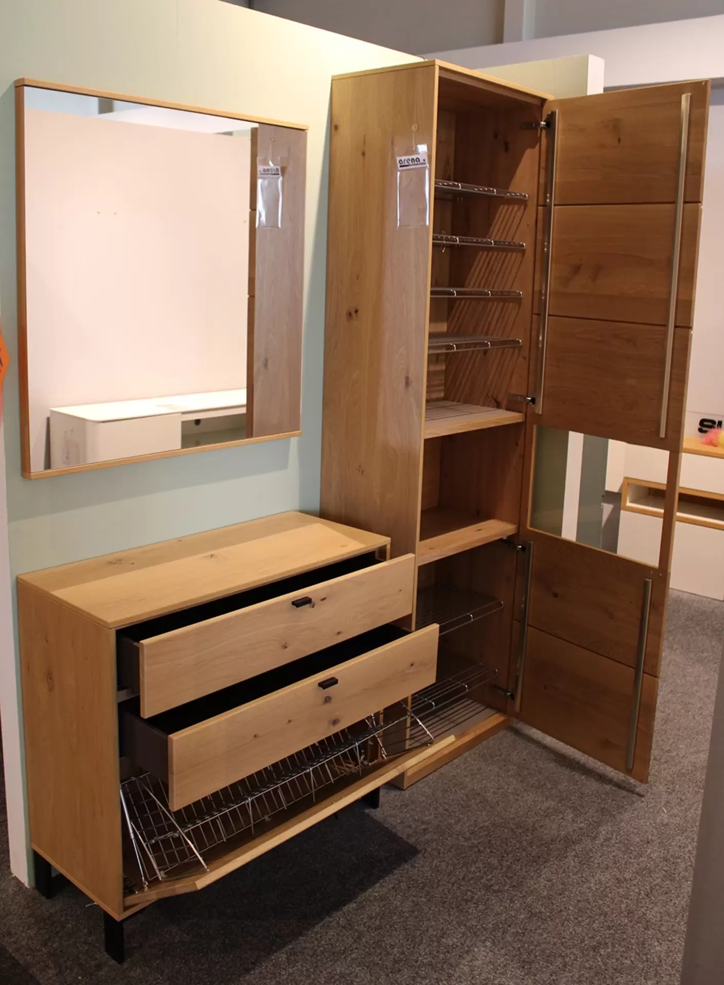 Garderobenkombination ALEA von Arena aus Holz mit geöffnetem Schrank und Schubladen