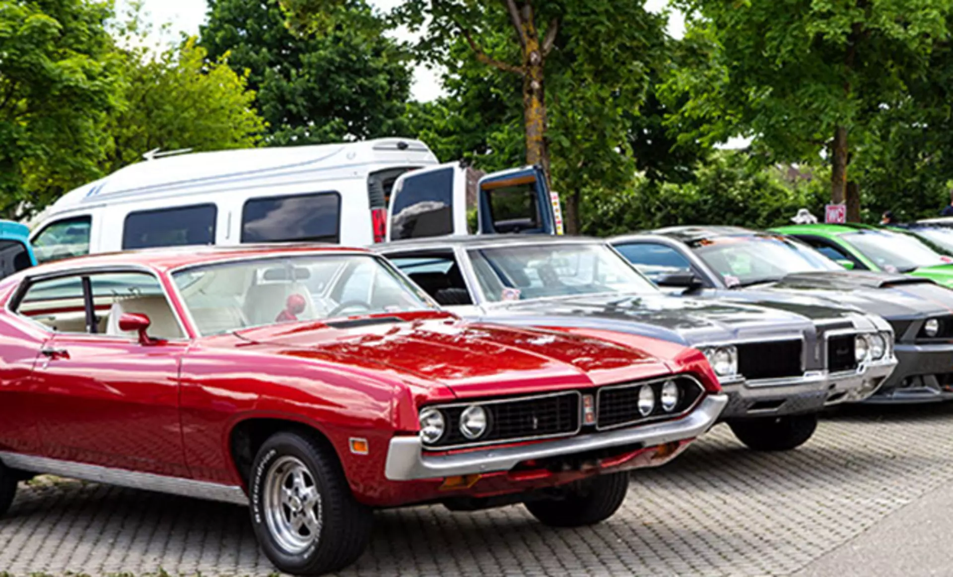 Roter Oldtimer beim US-Car Treffen bei Möbel Inhofer in Senden