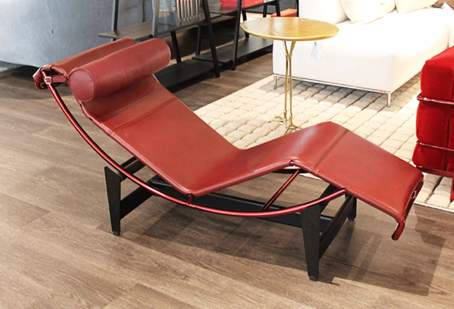 Die LC4 Liege in der Sonderfarbe Rot in der Ausstellung von interni by inhofer