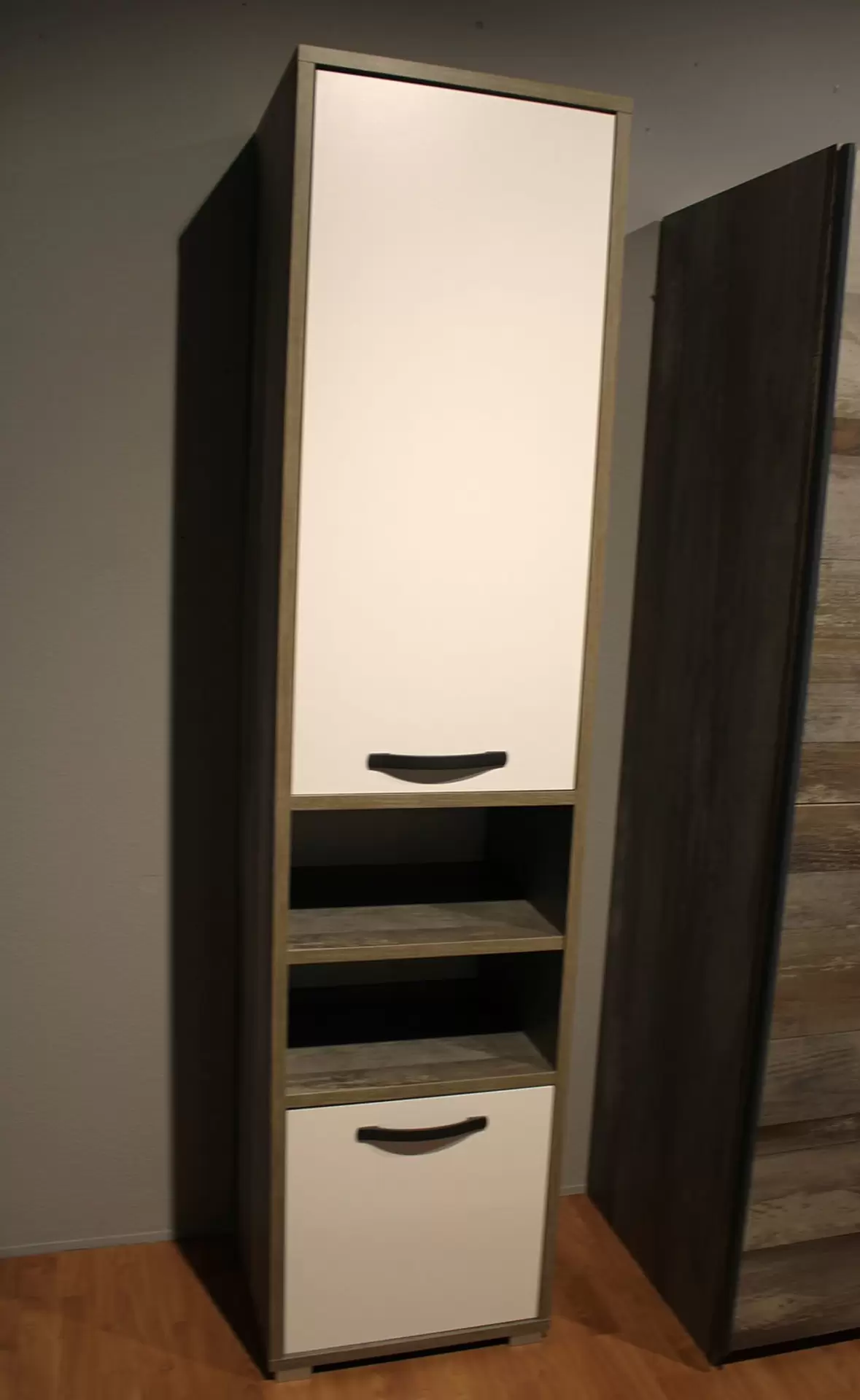 Standregal in weiß und braun