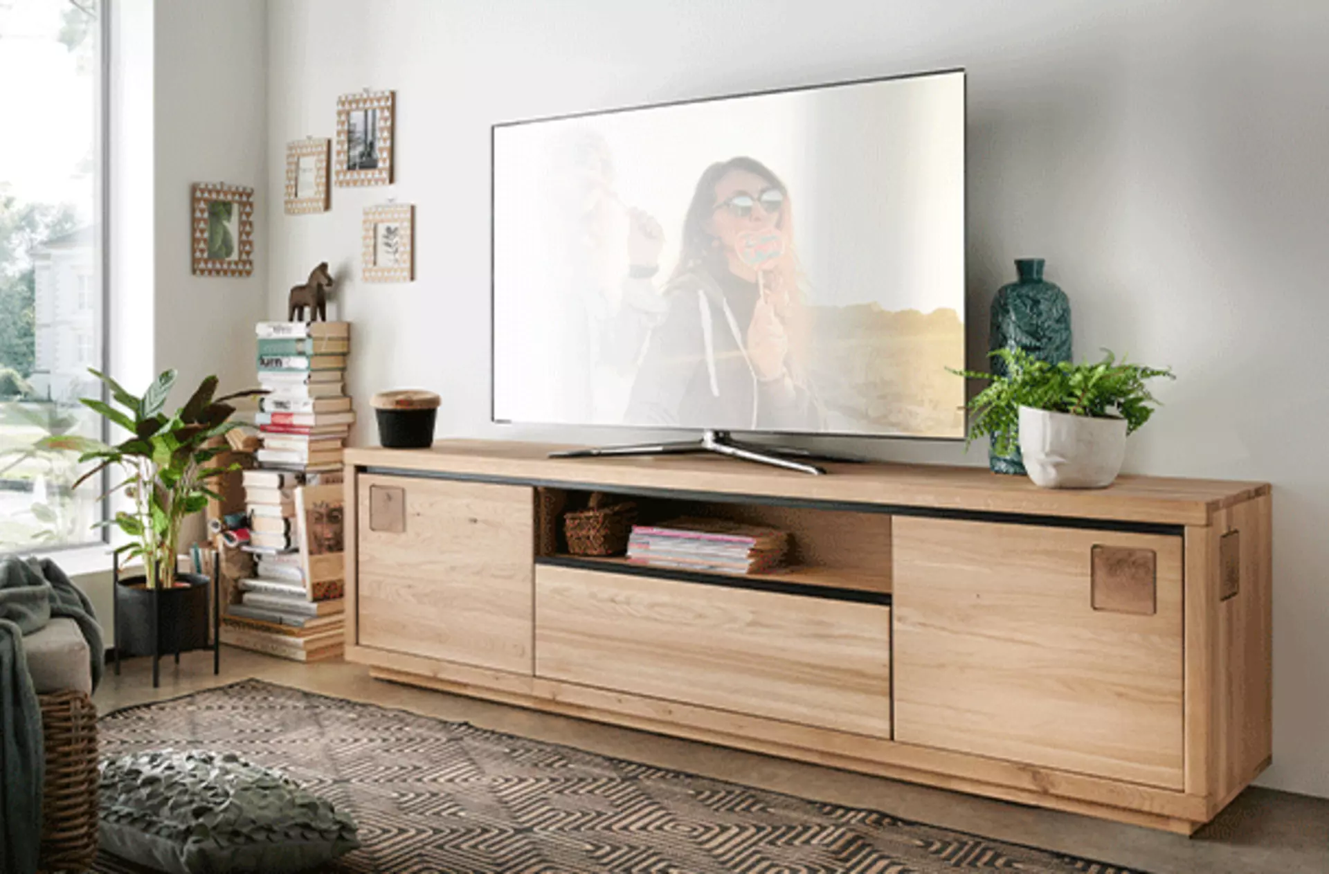 Lowboard mit Schublade und zwei Schranktüren