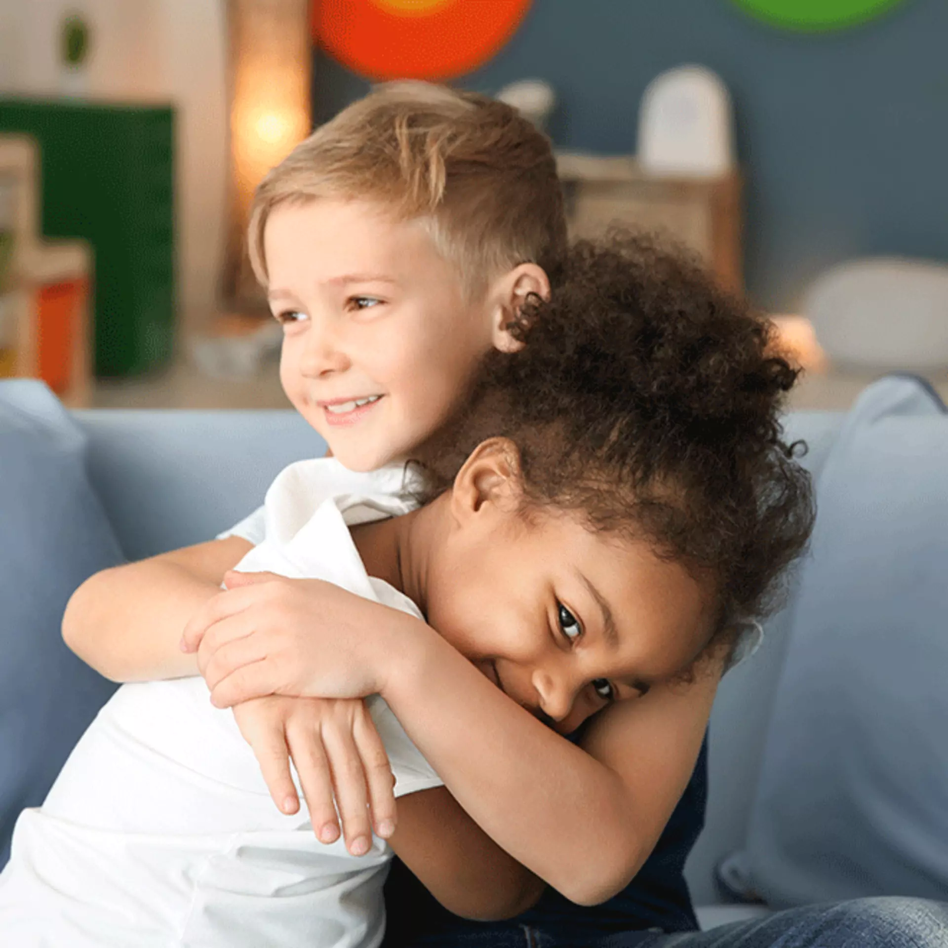 2 Kinder die sich umarmen