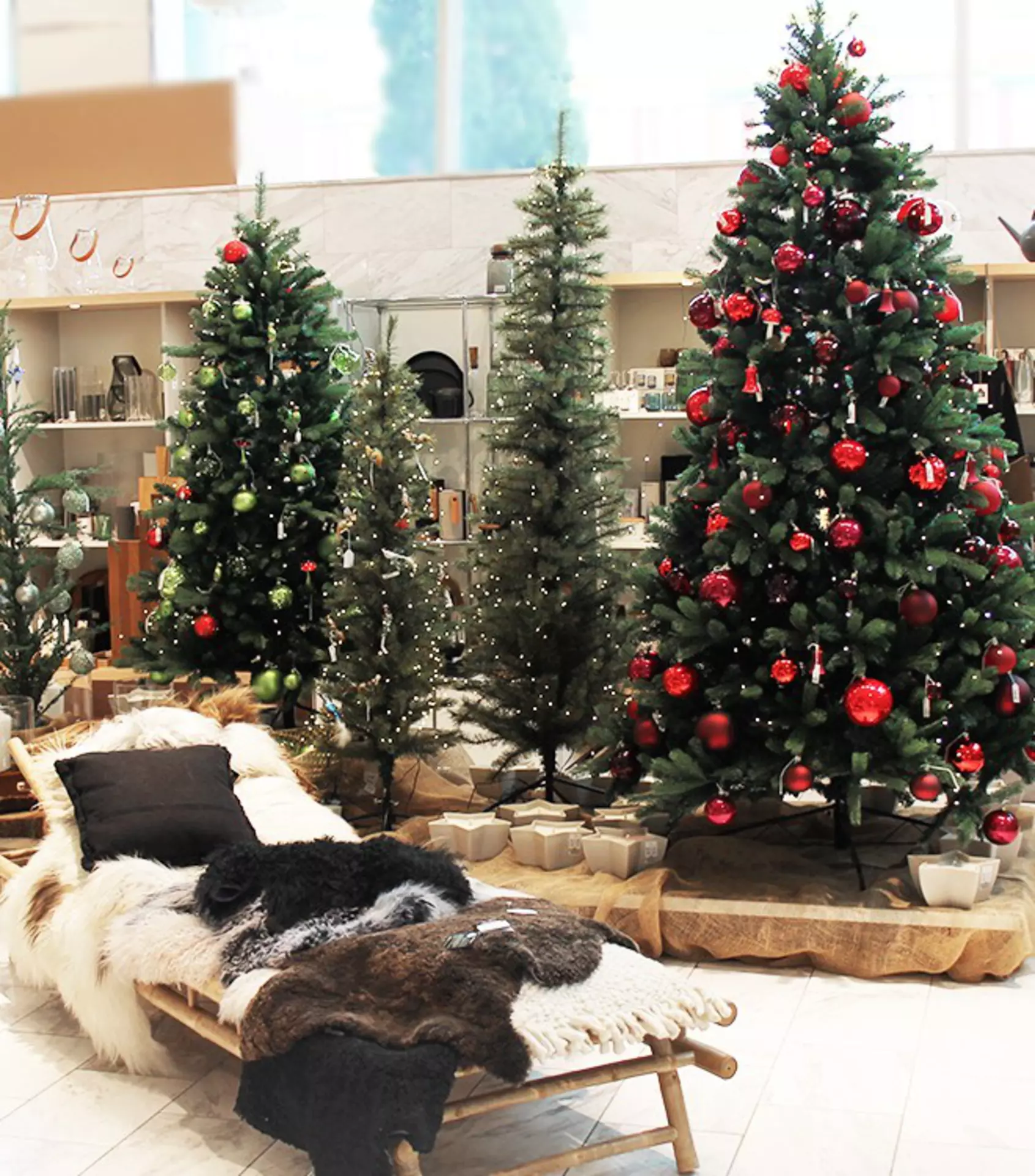 Festlich geschmückte Christbäume und kuschelige Felle - willkommen im Winter-Weihnachtswald