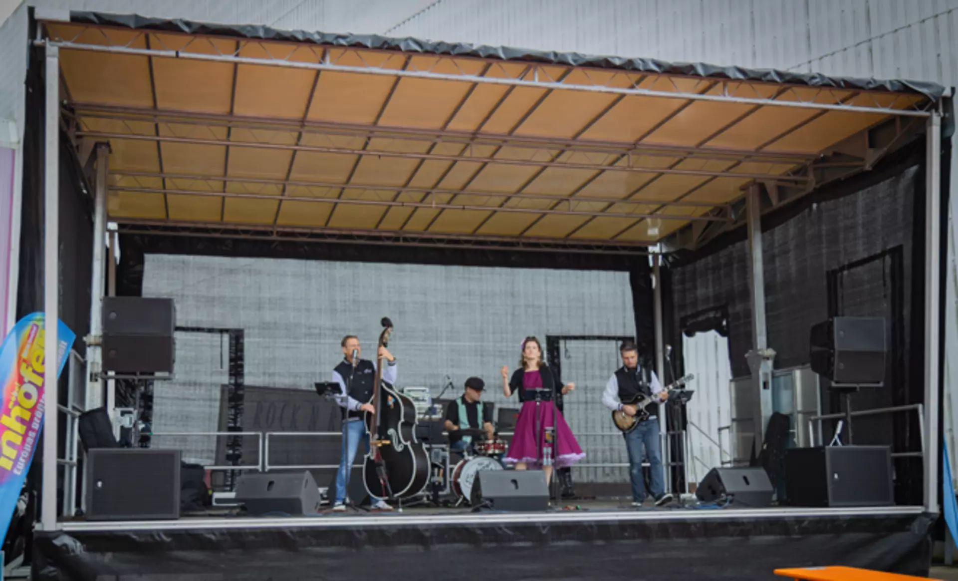 Eine Band spielt deren Musik auf der Bühne während des US-Car Treffenns bei Möbel Inhofer in Senden.