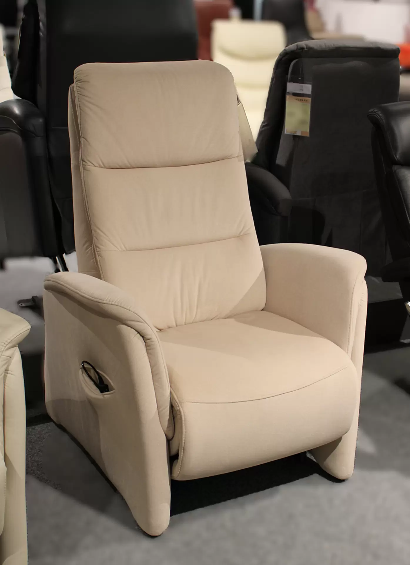 der Relaxsessel MONDO CASIO von Hukla in Leder Beige Bezug