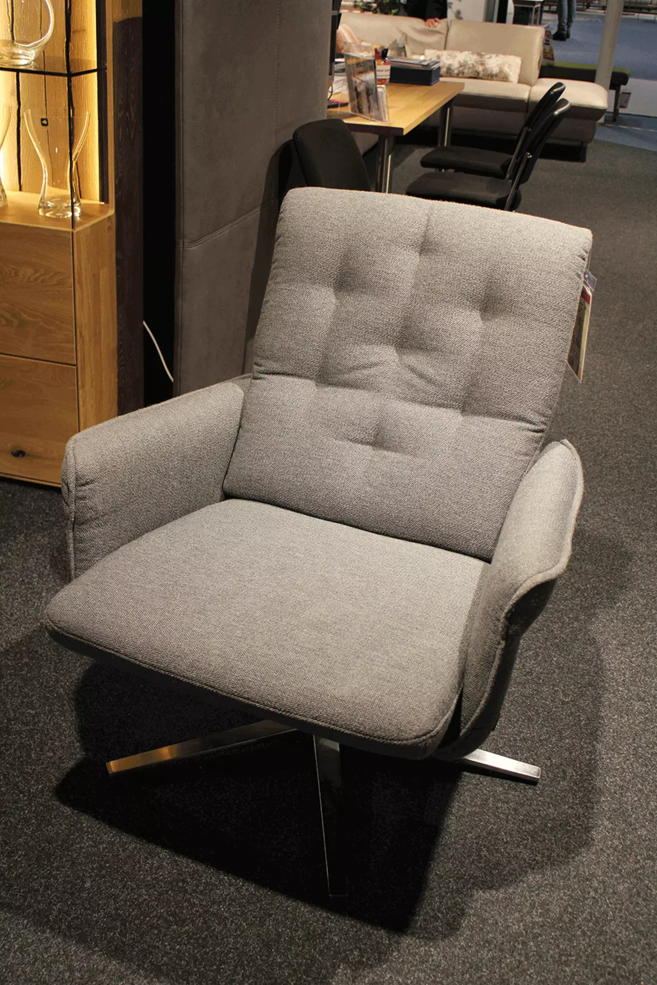 Ein Ausstellungsstück das ein Grauen Sessel zeigt 