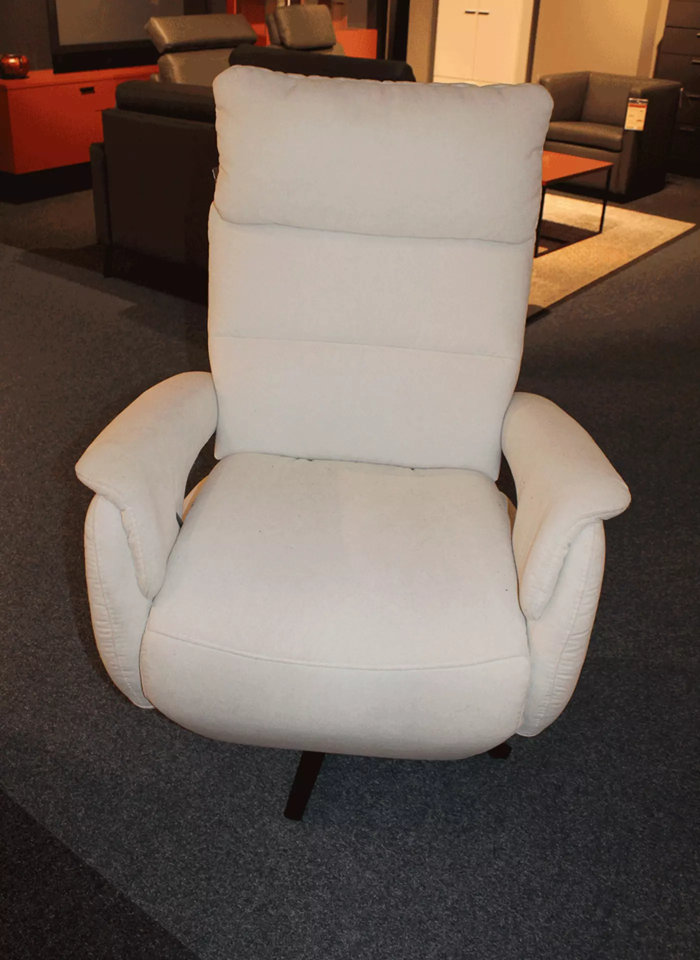 Ein Weißer Liegestuhl das mit schwarzen Metall Füßen ausgestattet ist 