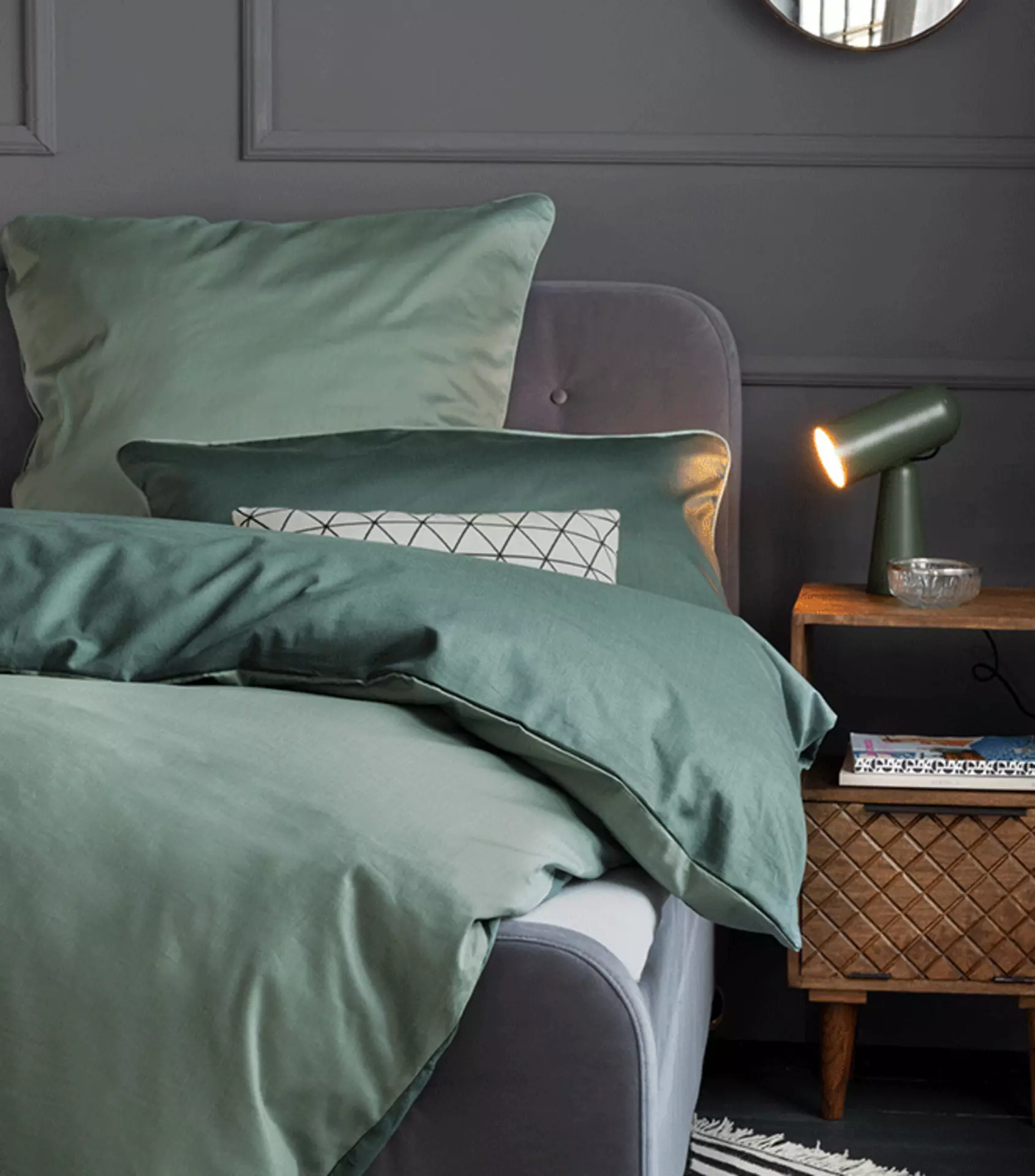 Royal Green im Schlafzimmer mit edler Bettwäsche in gedecktem Grün
