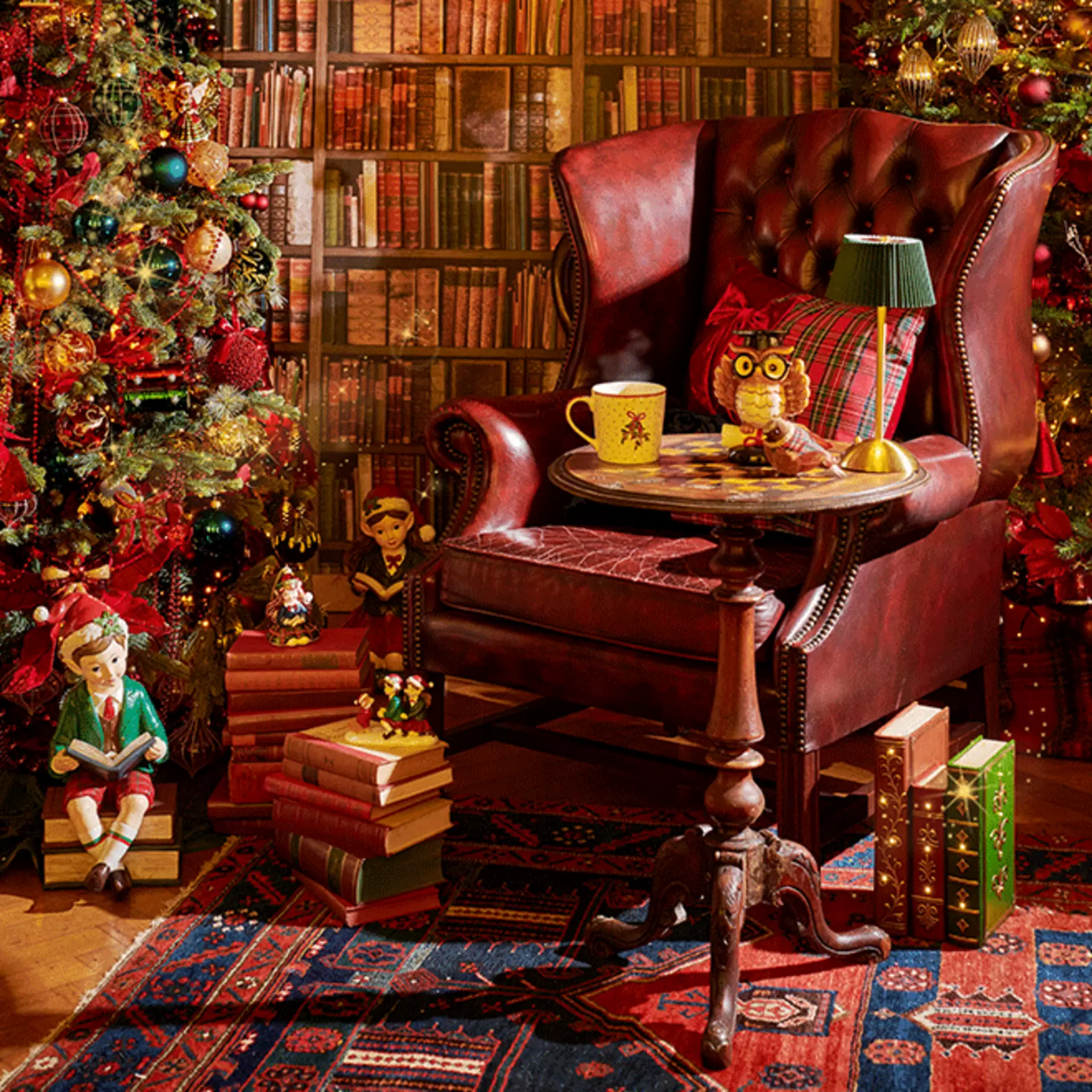 Gemütliche Leseecke im Harry Potter Hütten-Stil mit rotem Ohrensessel und üppig geschmücktem Weihnachtsbaum