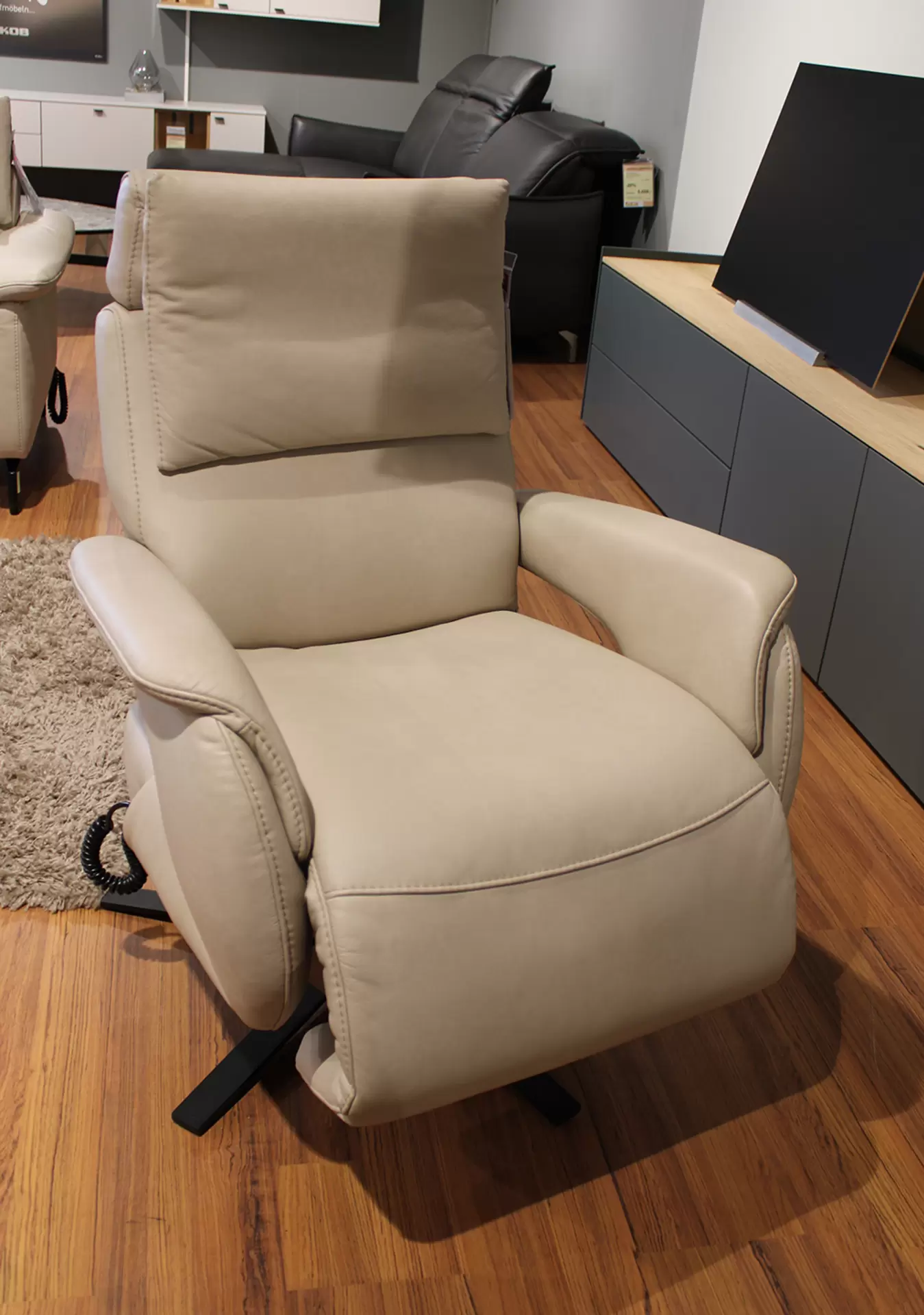 der Drehsessel TREVI von Steinpol in Beige