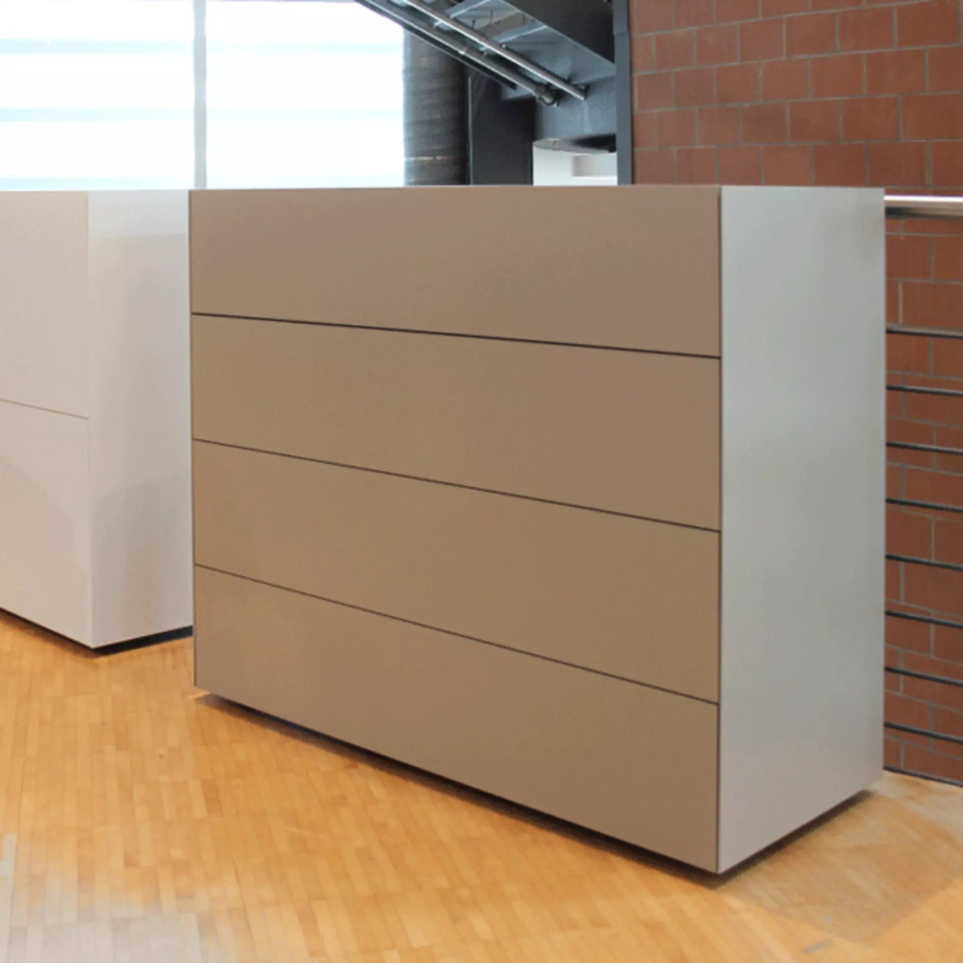 Interlübke Kommode START in sanftem Grau mit vier Schubkästen in der Ausstellung von interni by inhofer