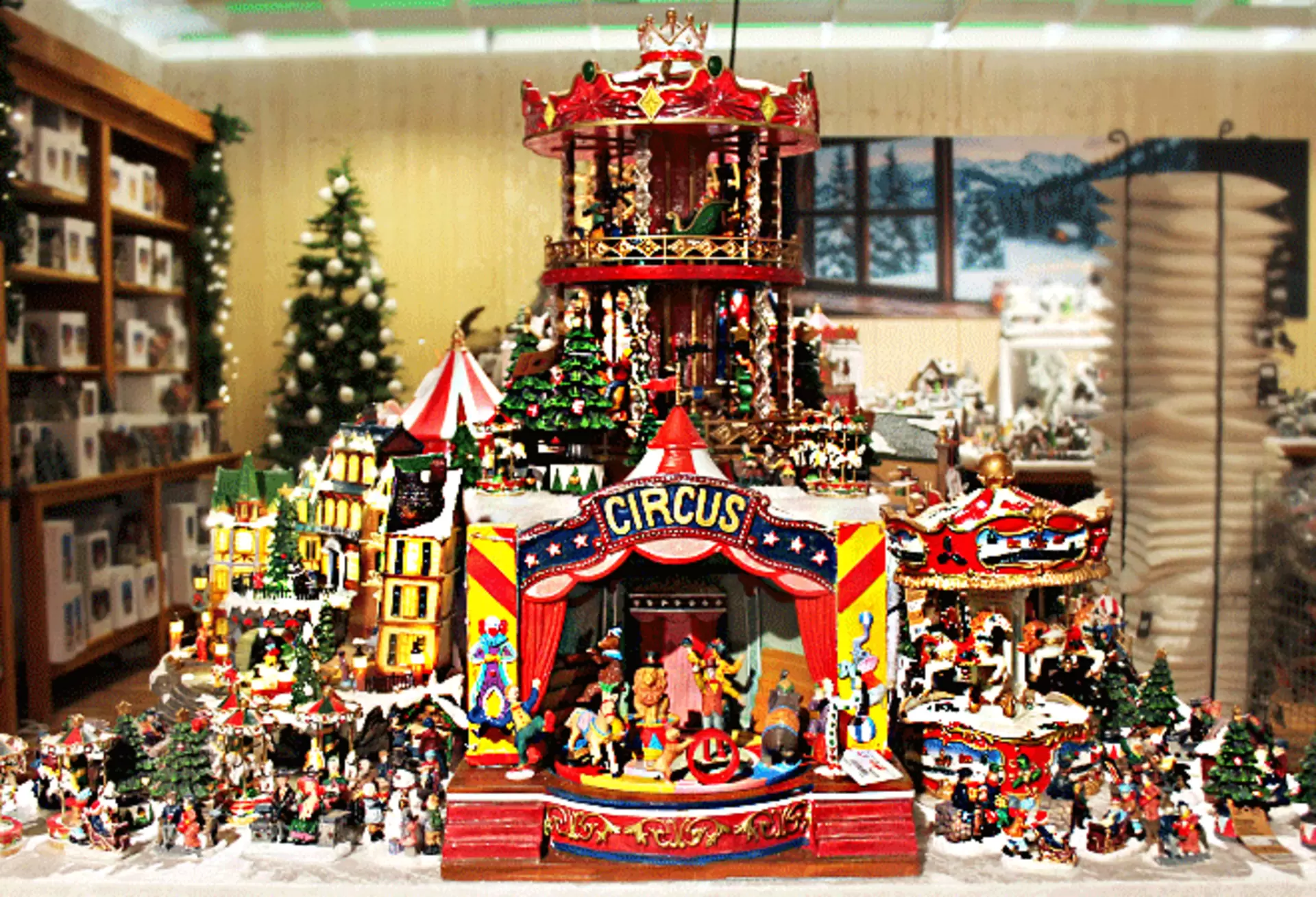 Aufwendiges Weihnachtsdorf mit beleuchtetem Miniatur-Zirkus, Karussell und Figuren auf dem Möbel Inhofer Weihnachtsmarkt