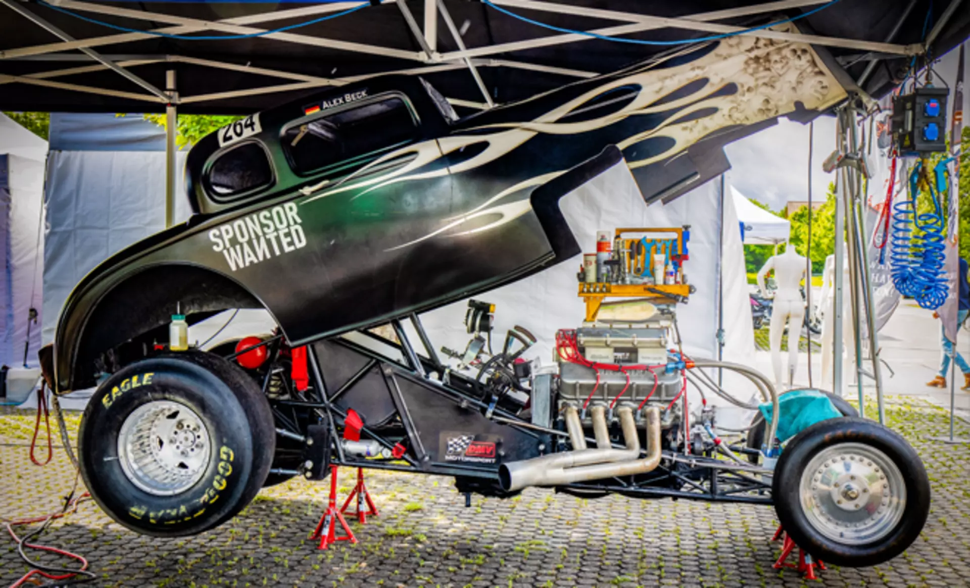 Schwarzes Dragster Auto mit aufgeklappter Motorhaube