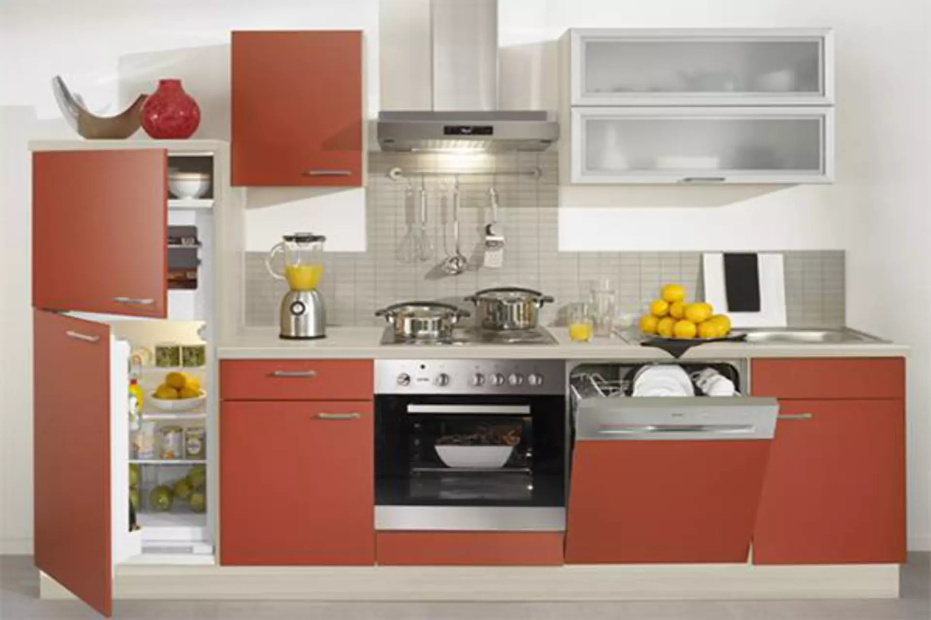 Eine komplette Küchenzeile mit rötliche Front und zahlreichen Einbaugeräten wie Backofen, Kühlschrank und Spülmaschine dient als Kategoriebild für Einbaugeräte in der Küche.
