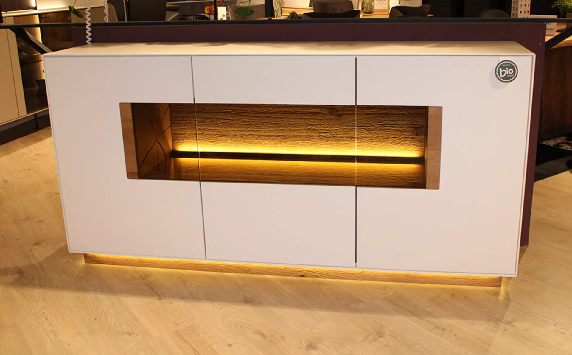 Weißes Sideboard mit indirekter Beleuchtung 