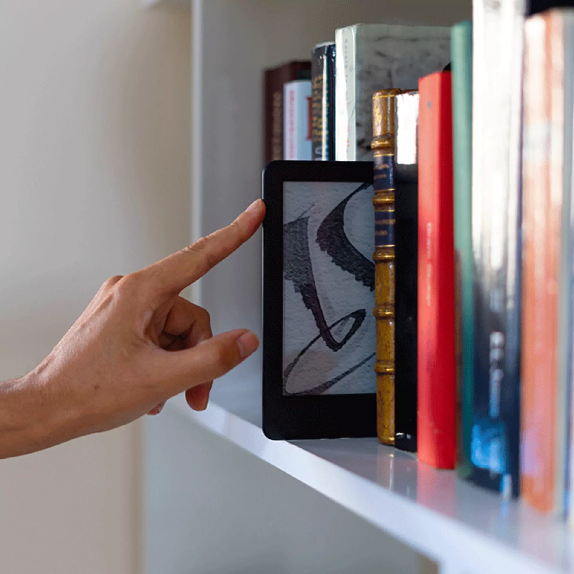 bücherregal mit einer hand welche einen gegenstand in das regal stellt