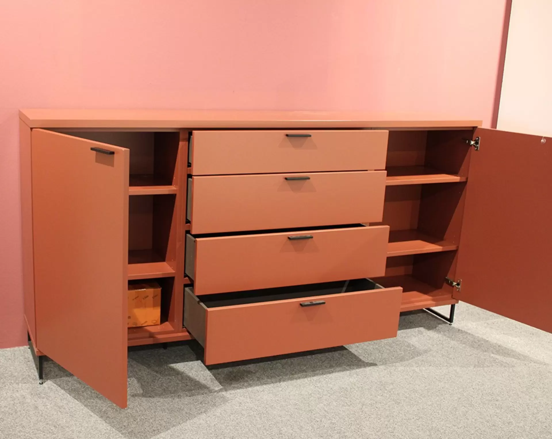 Das Sideboard Avance-B von Arena in Orange mit geöffneten Türen