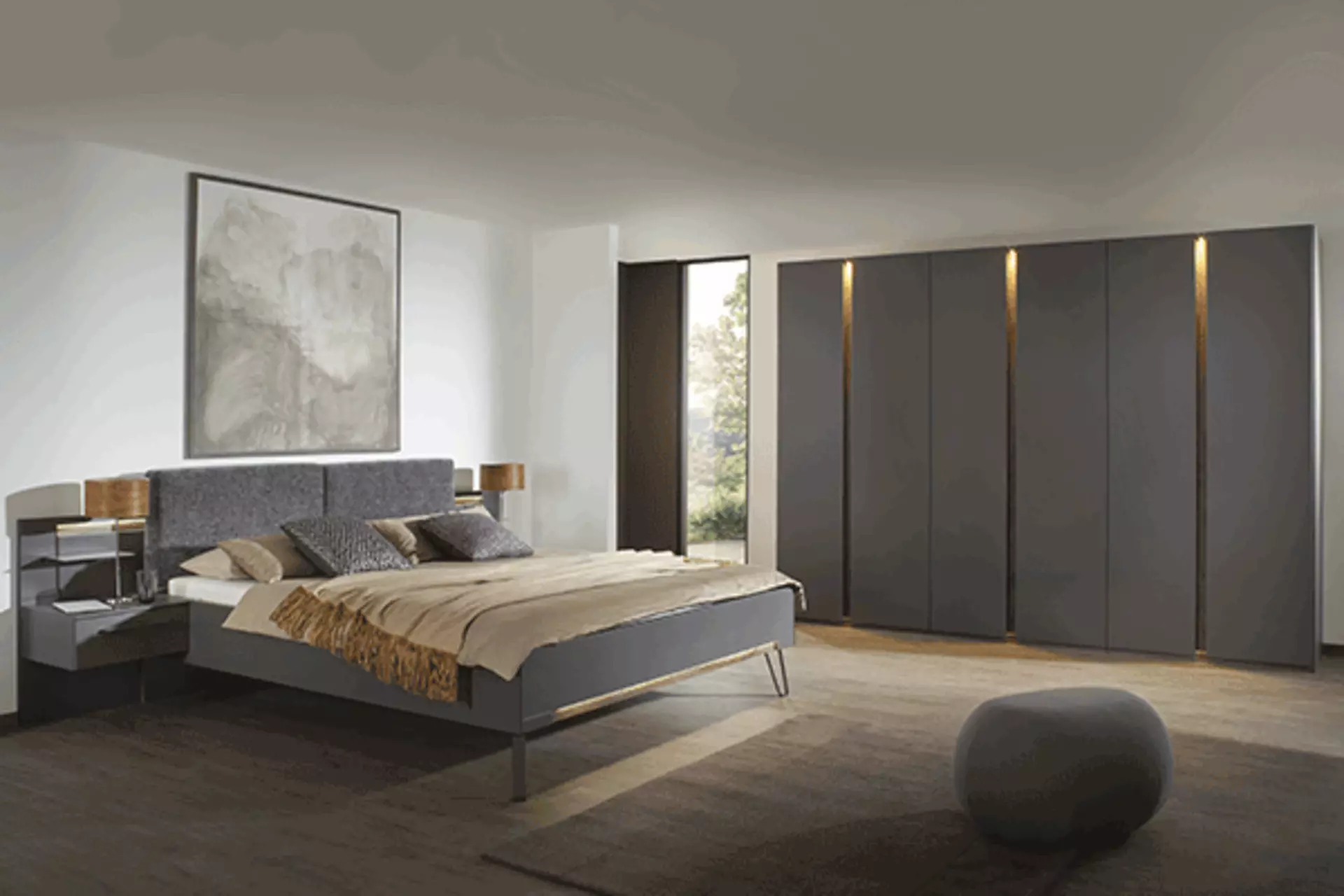 Ein beispiel für die Einrichtung: großes Bett an der Seite und Ein beleuchteter Schrank neben an