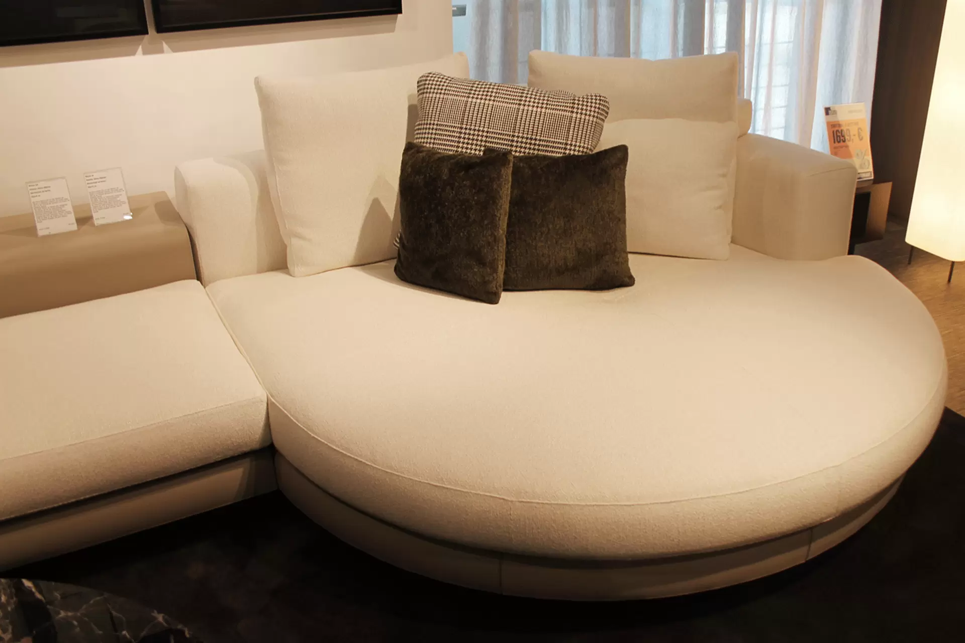 Die runde Sitzinsel des Connery Sofas in der Detailansicht