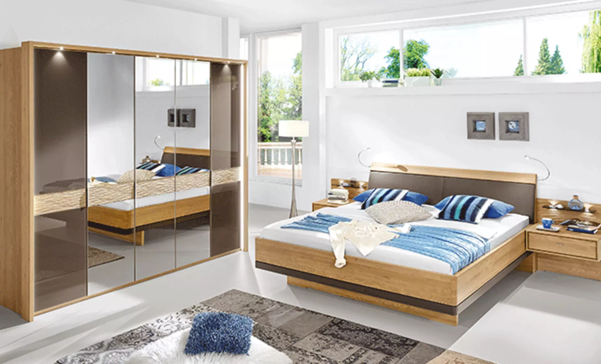 Schlafzimmer mit Spiegelschrank und Bett in Holzoptik