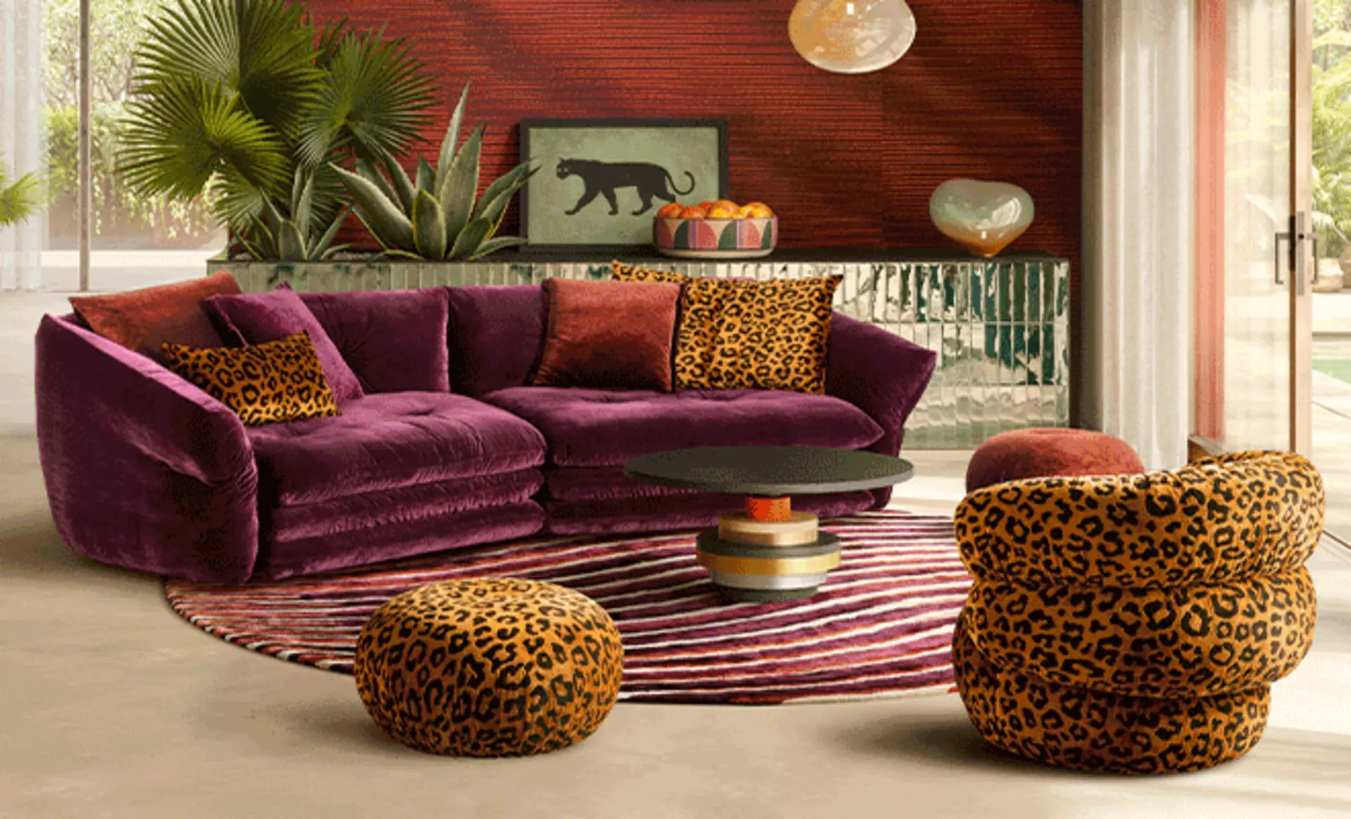 Wohnzimmer im Jewel-Tone-Stil mit Samtsofa in Burgunder und kontrastierendem Sessel und Hocker im Leo-Print