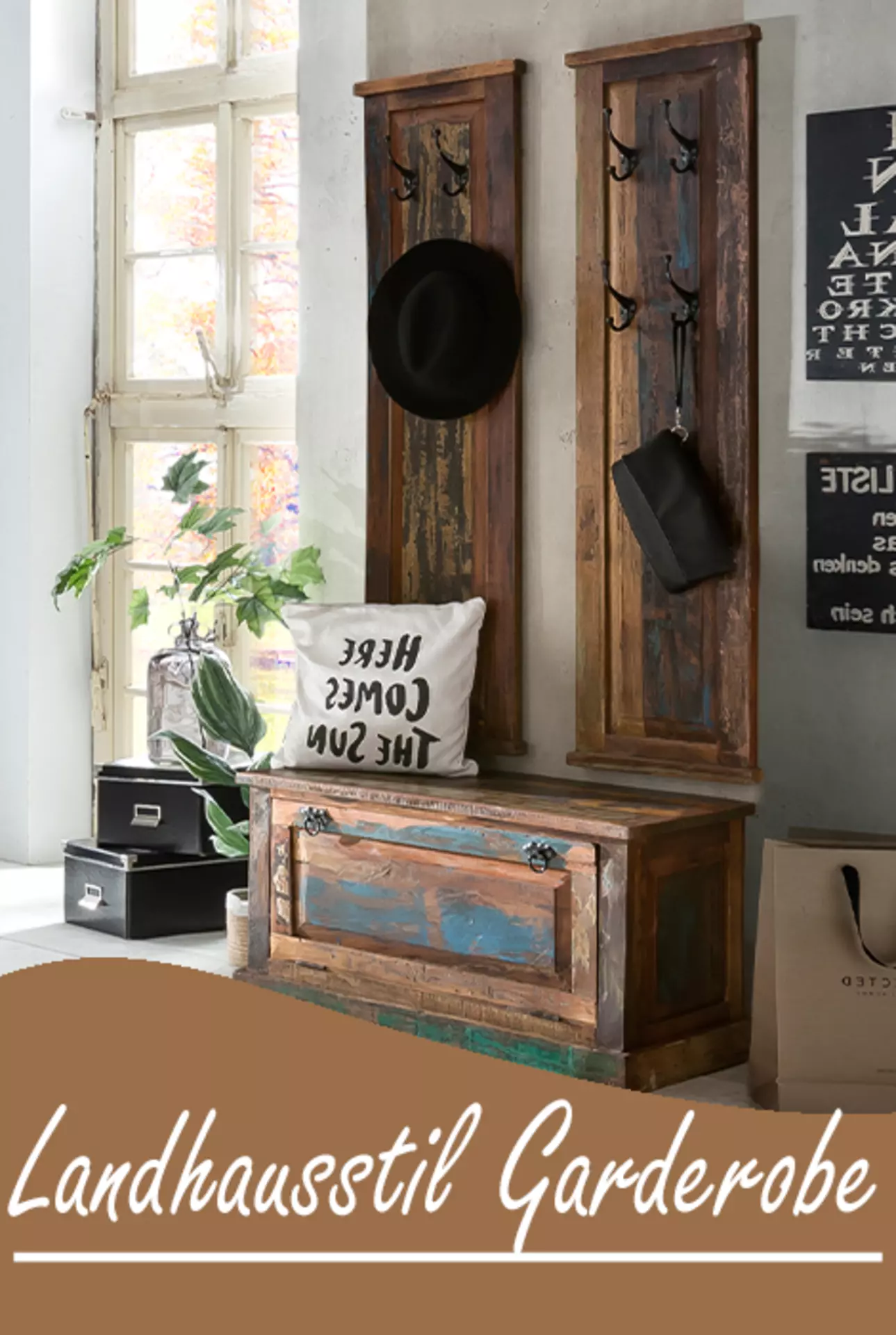 Teaserbild mit rusikaler französischer Landhausgarderobe mit Truhe und Wandpaneelen