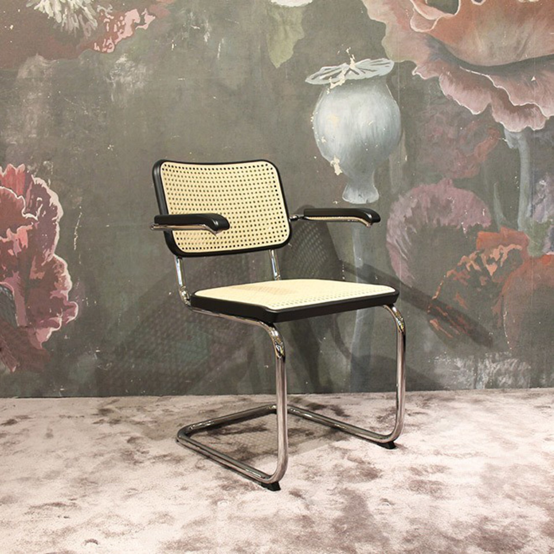 Der Freischwinger Stuhl S64V von Thonte ist ein absoluter Klassiker der Möbelgeschichte und in der Ausstellung bei interni by inhofer