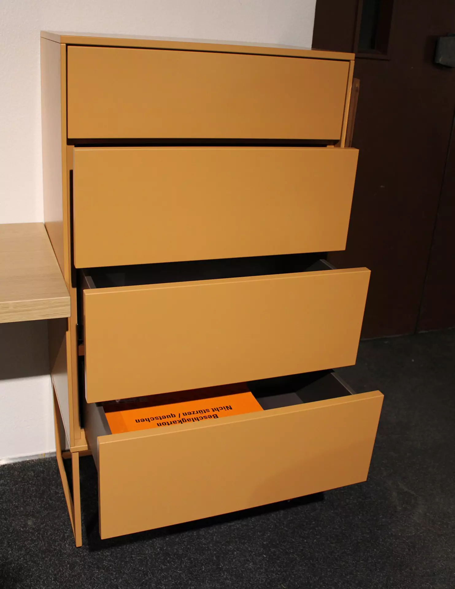 Ausstellungsstück Schubkastenkommode Kara Frame von RMW in Lack matt hellorange (offen)