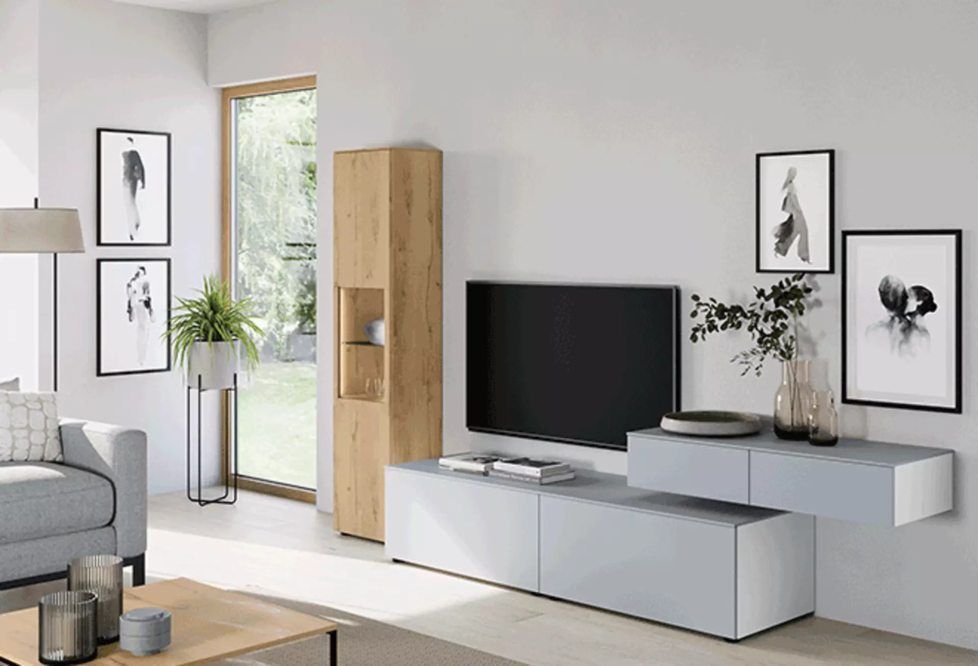 Moderne Bilderwand mit schwarzen Bilderrahmen im Wohnzimmer mit natürlichen Holzakzenten