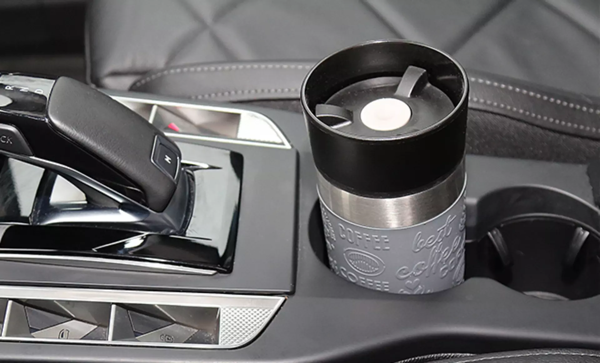 Thermobecher in einer Autokonsole von cilio