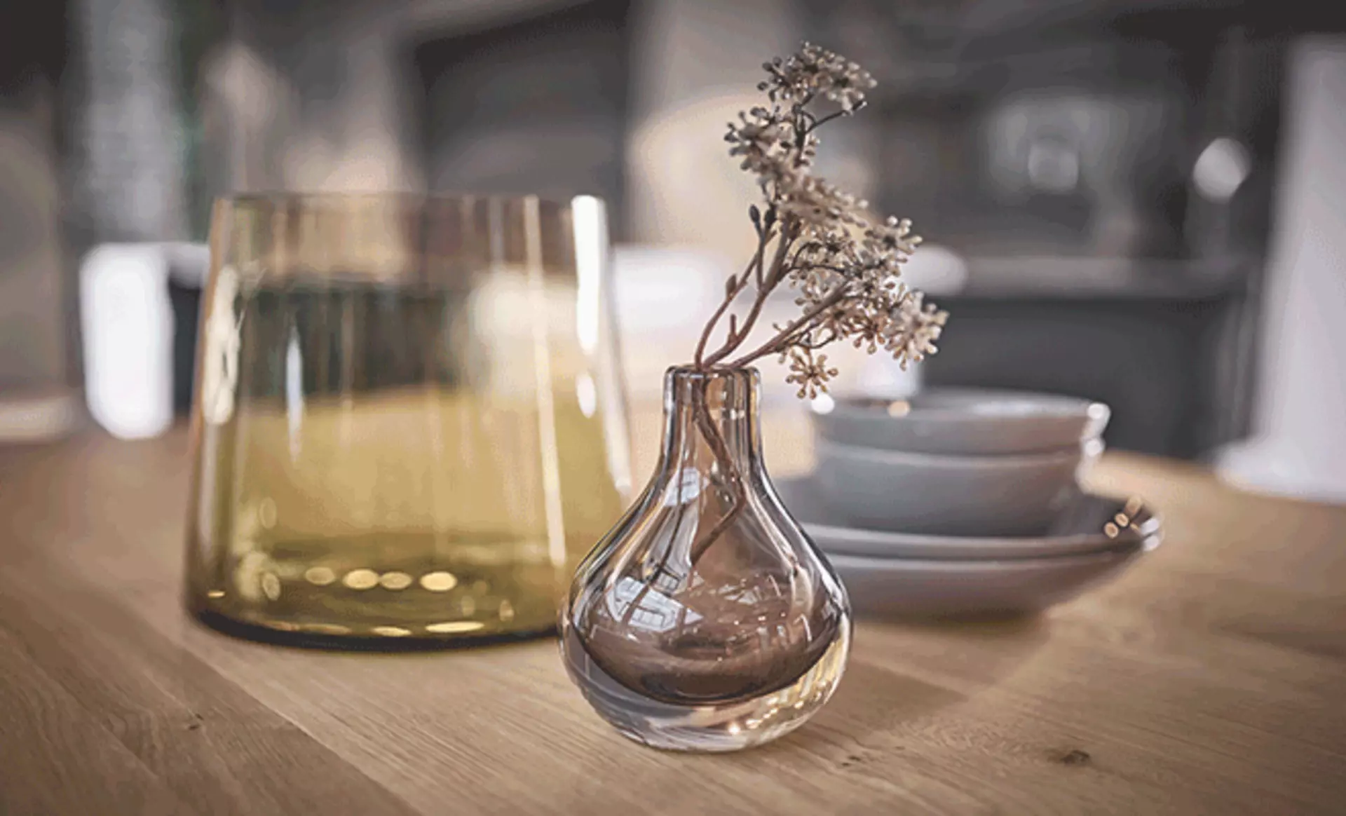 Dekorative Glasvasen mit saisonalen Blumen für eine lebendige Dekoration