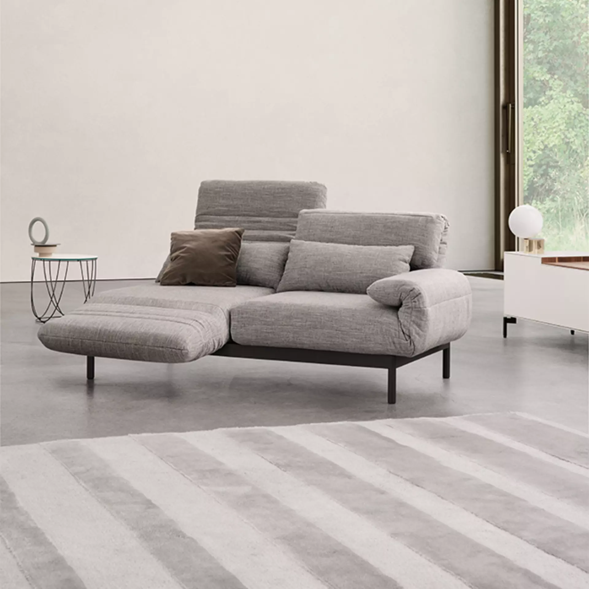 Funktionssofa von Rolf Benz mit grauem Stoffbezug