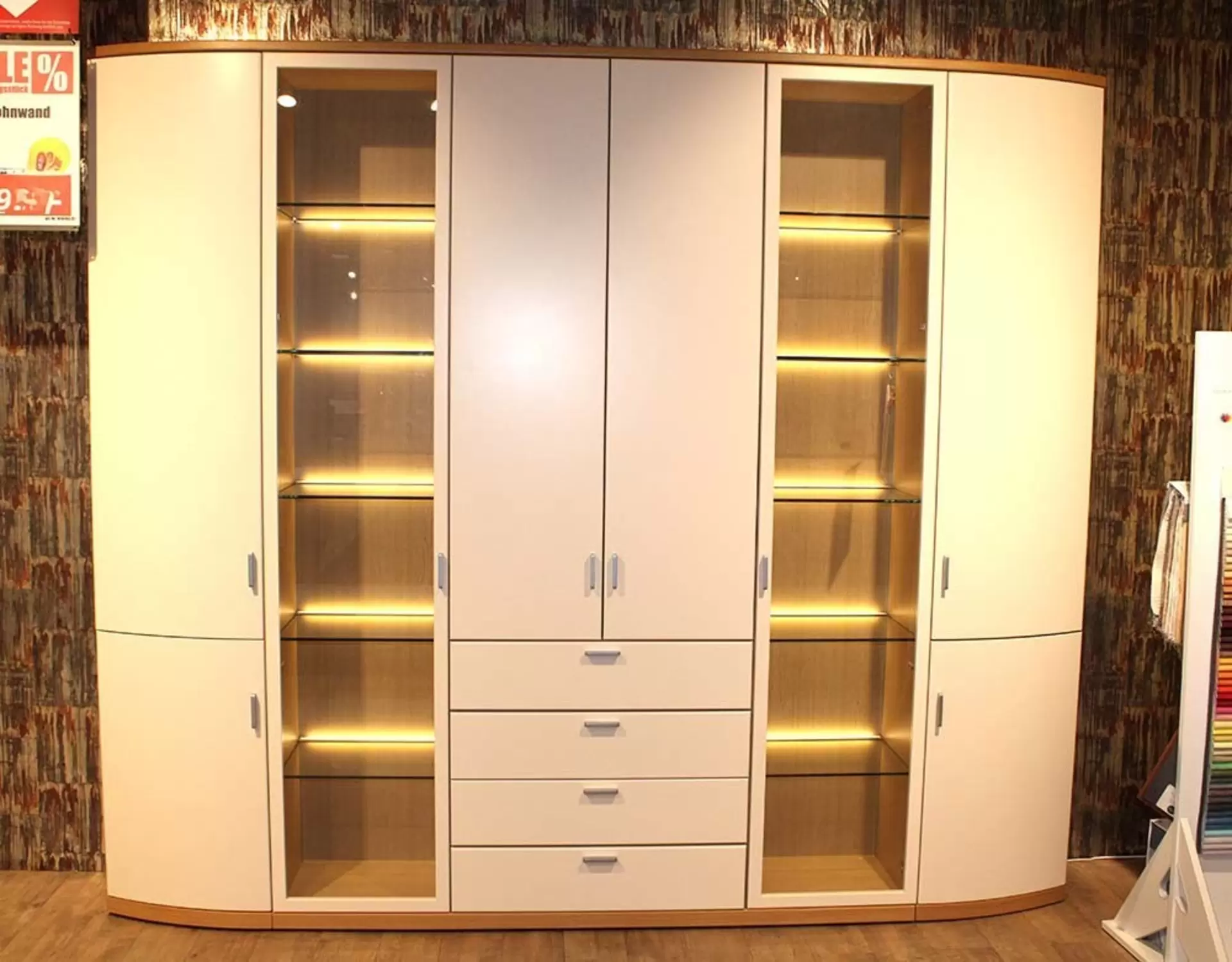 weiße Wohnwand mit Vitrine
