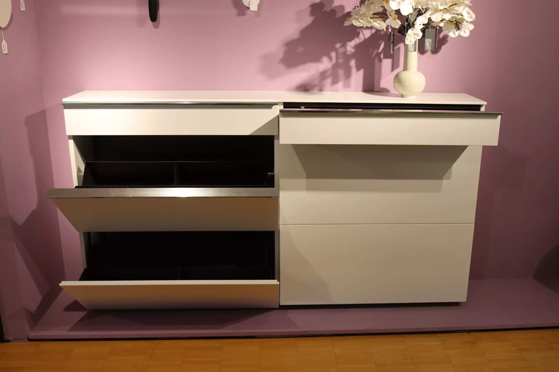 Basic Schuhschrank von Schönbuch geöffnet