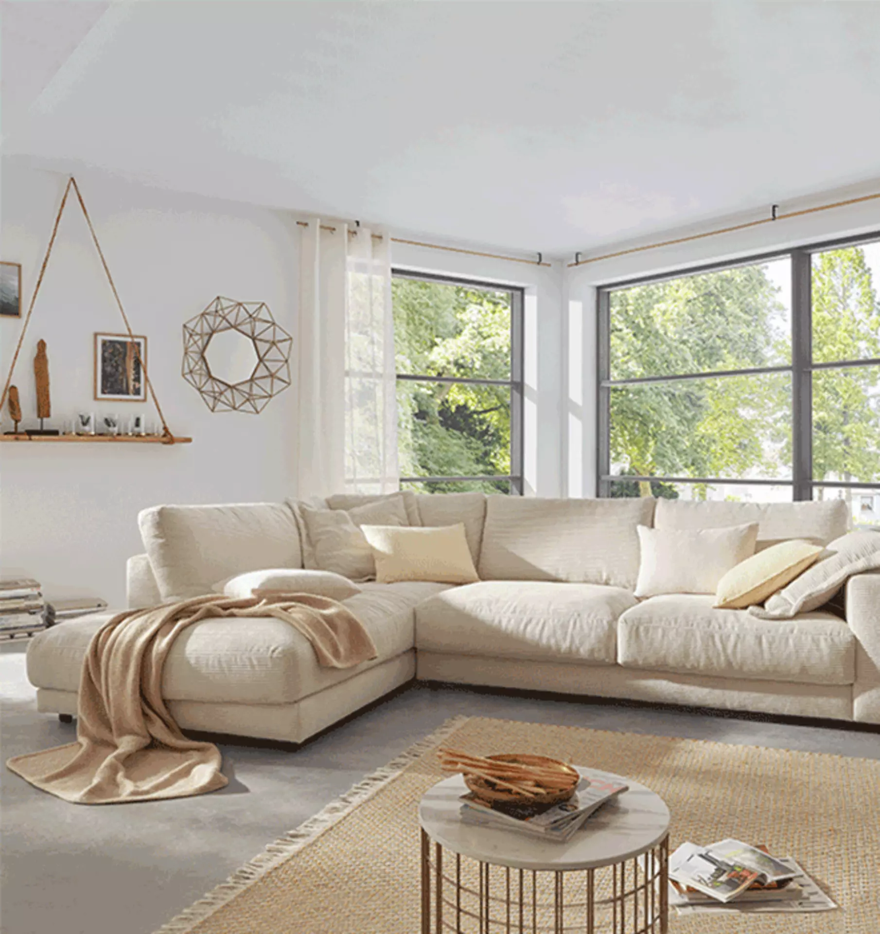 Weißer Ecksofa in einem Wohnzimmer 