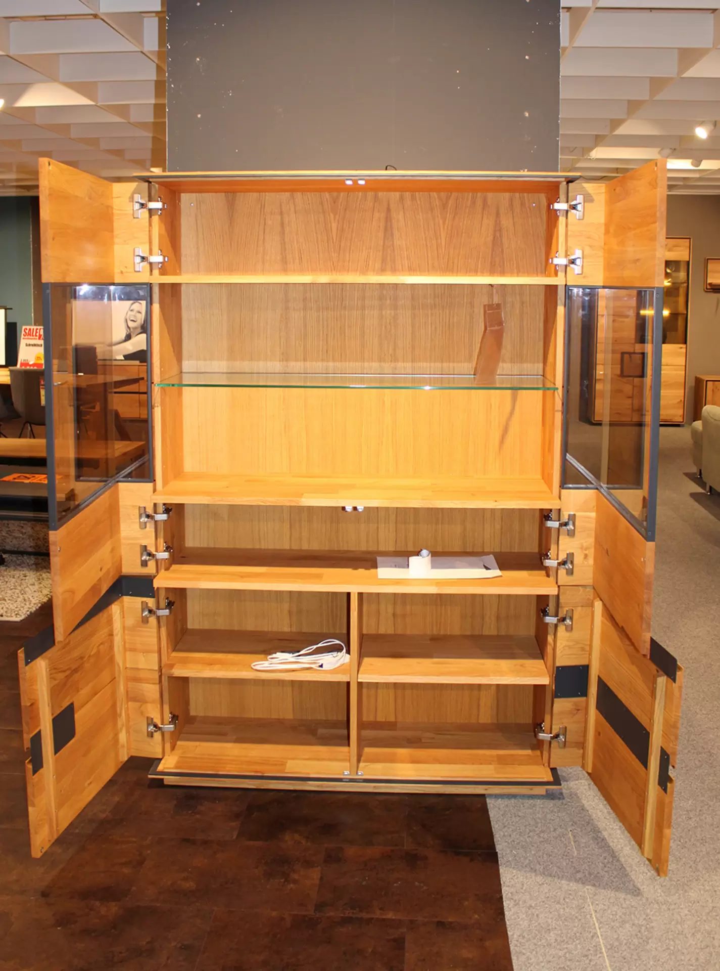 Die Vitrine ACERRO von Wimmer aus massiver Eiche mit Glas