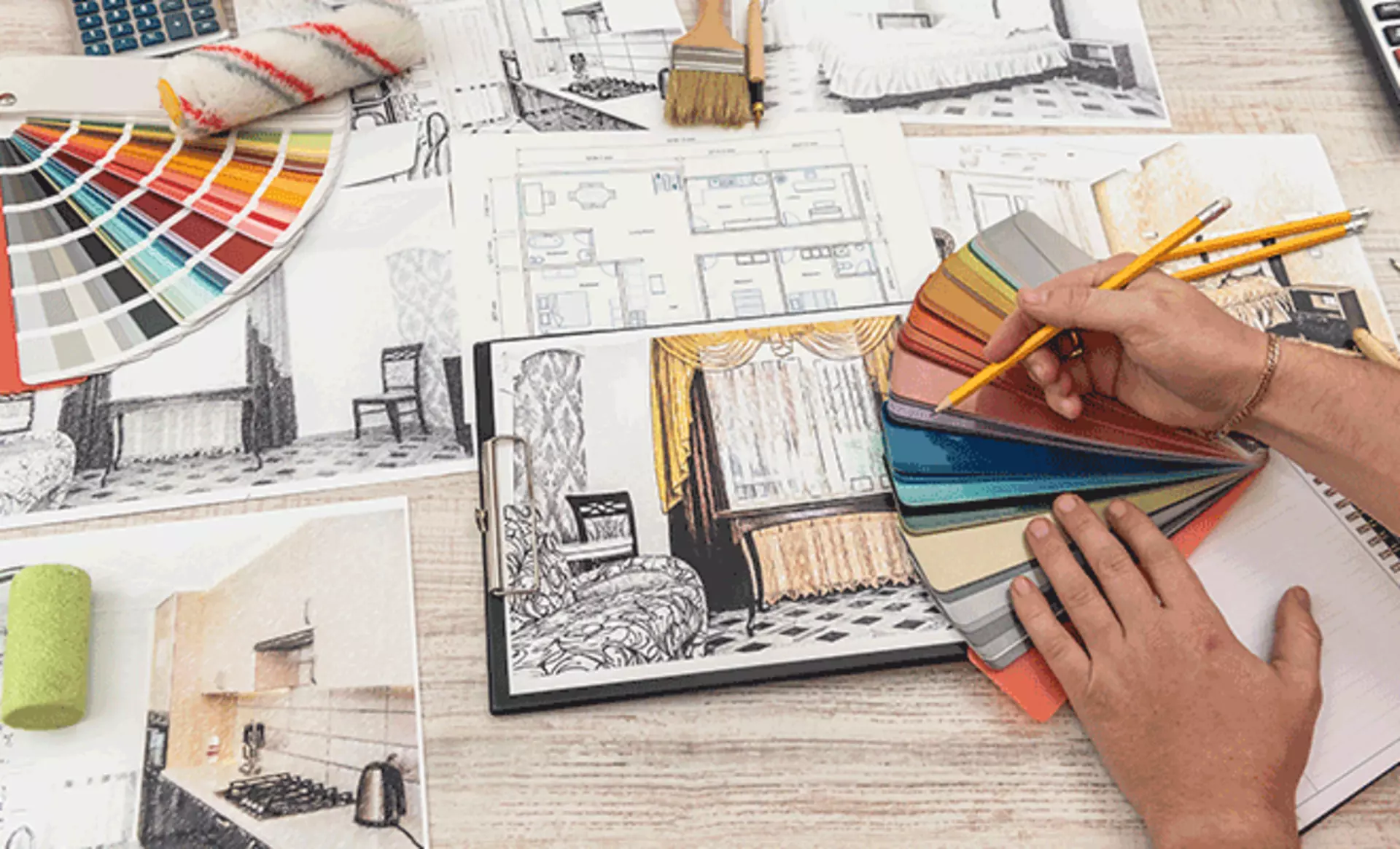 Person skizziert ein Wohnzimmerkonzept mit Polstermöbeln im Designprozess.