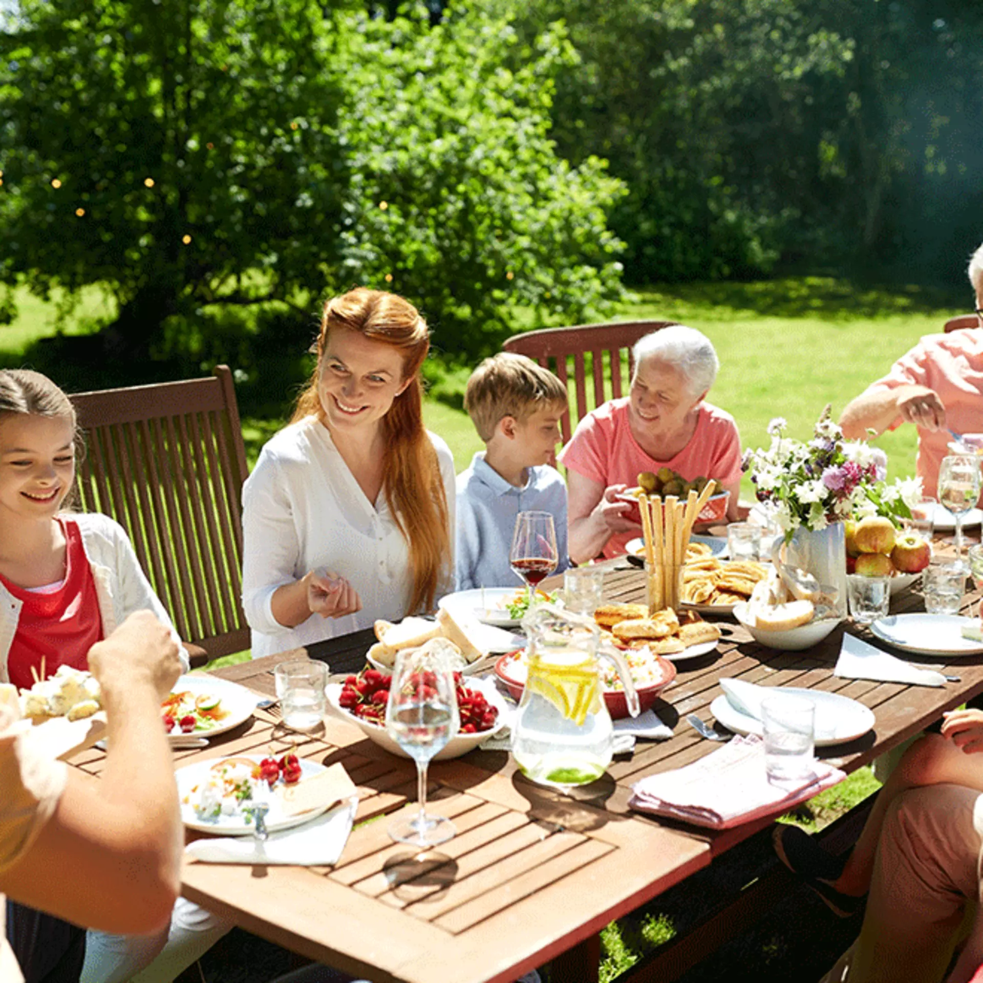 Familie beim Sommerlichen Essen im Garten