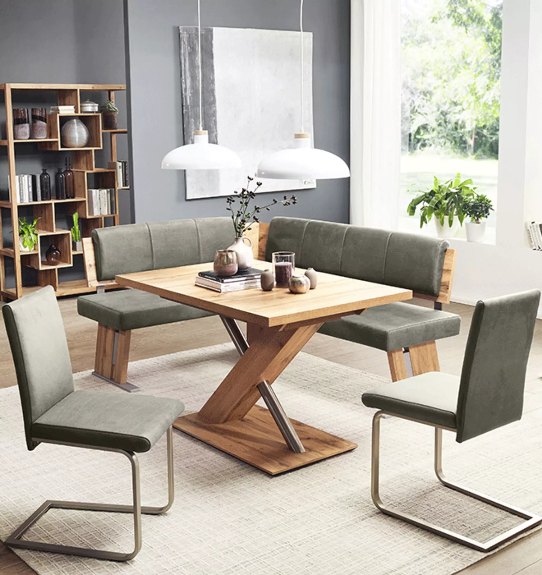 kompakter rechteckiger Esstisch mit Sitzbank und Stühlen