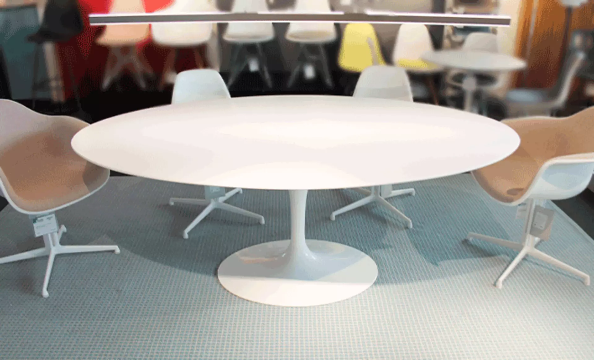 Der Saarinen-Tisch in Laminat Weiß als ovaler Esstisch