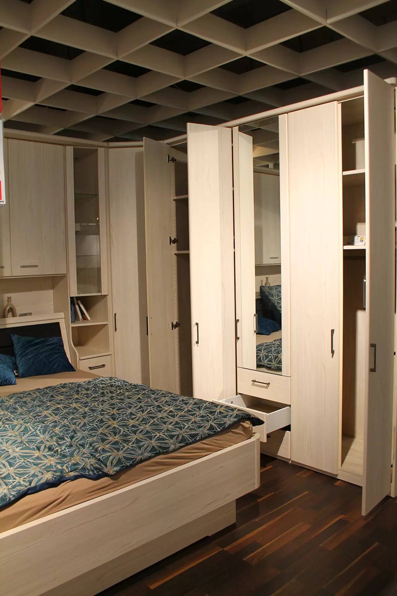 Das Schlafzimmer LUXOR 4 von Wiemann in Polar Lärche