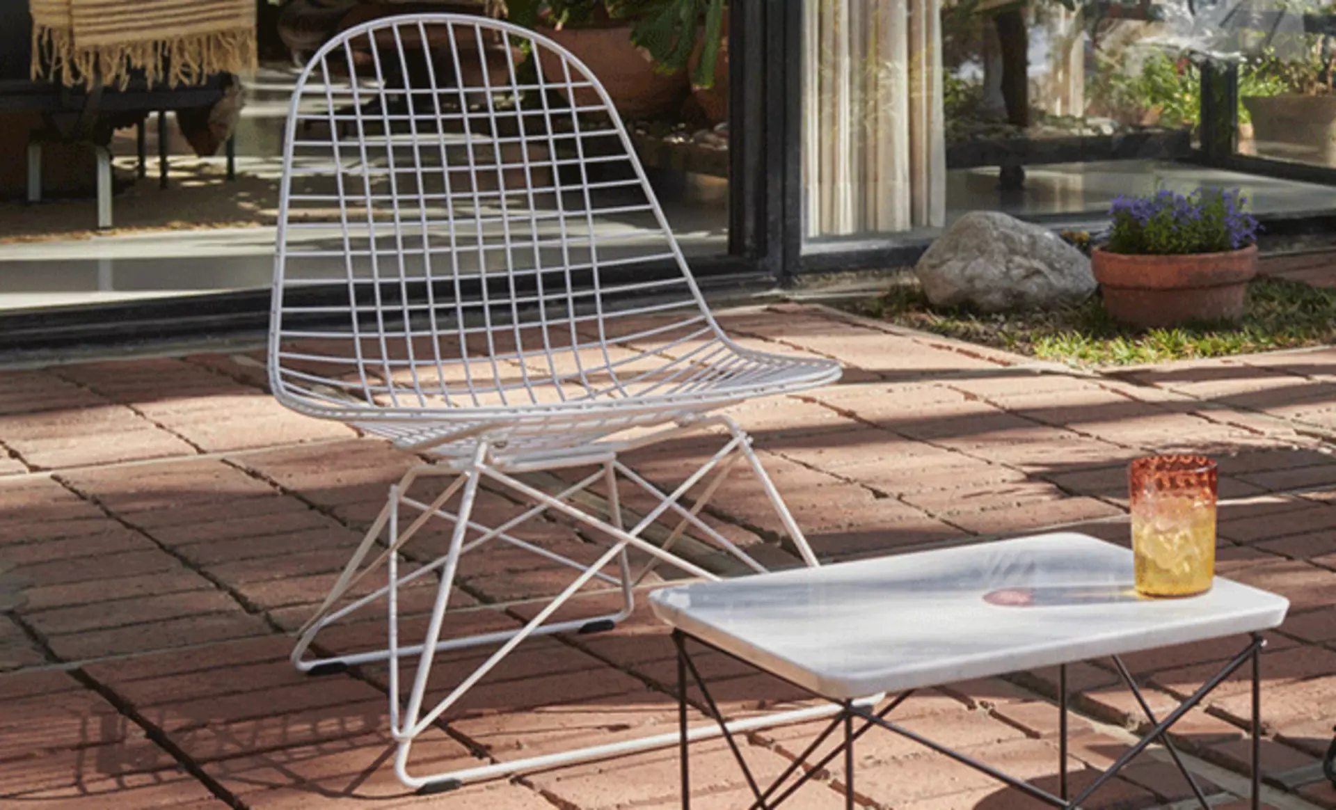 Wire Chair von Vitra - aus pulverbeschichtetem Stahl perfekt für den entspannten Außenbereich