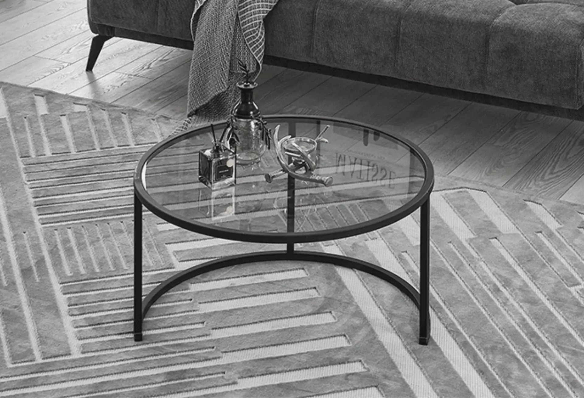 Runder Couchtisch aus Glas sorgt für eine leichte und offene Raumwirkung im Wohnzimmer