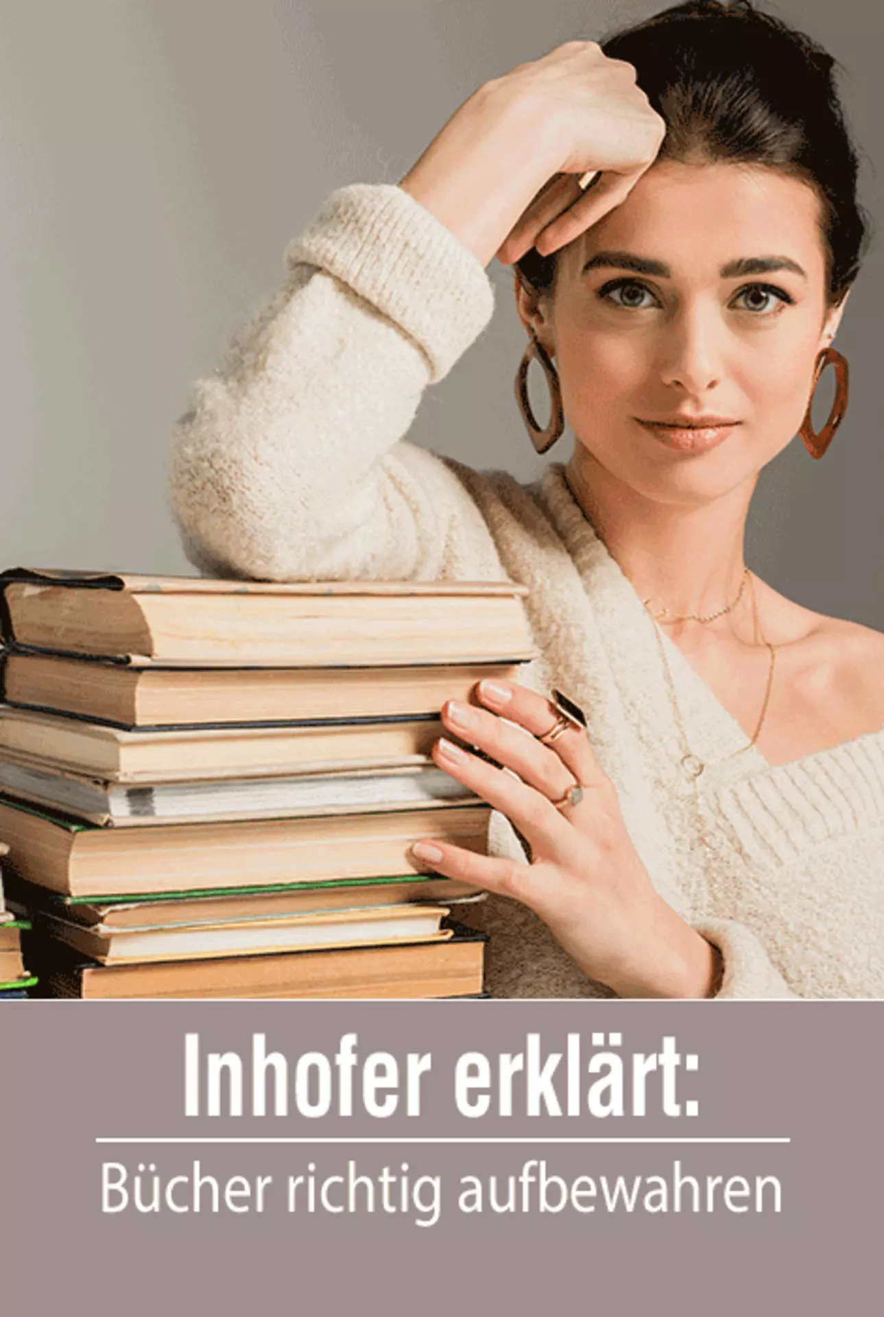 Junge Frau mit Büchern