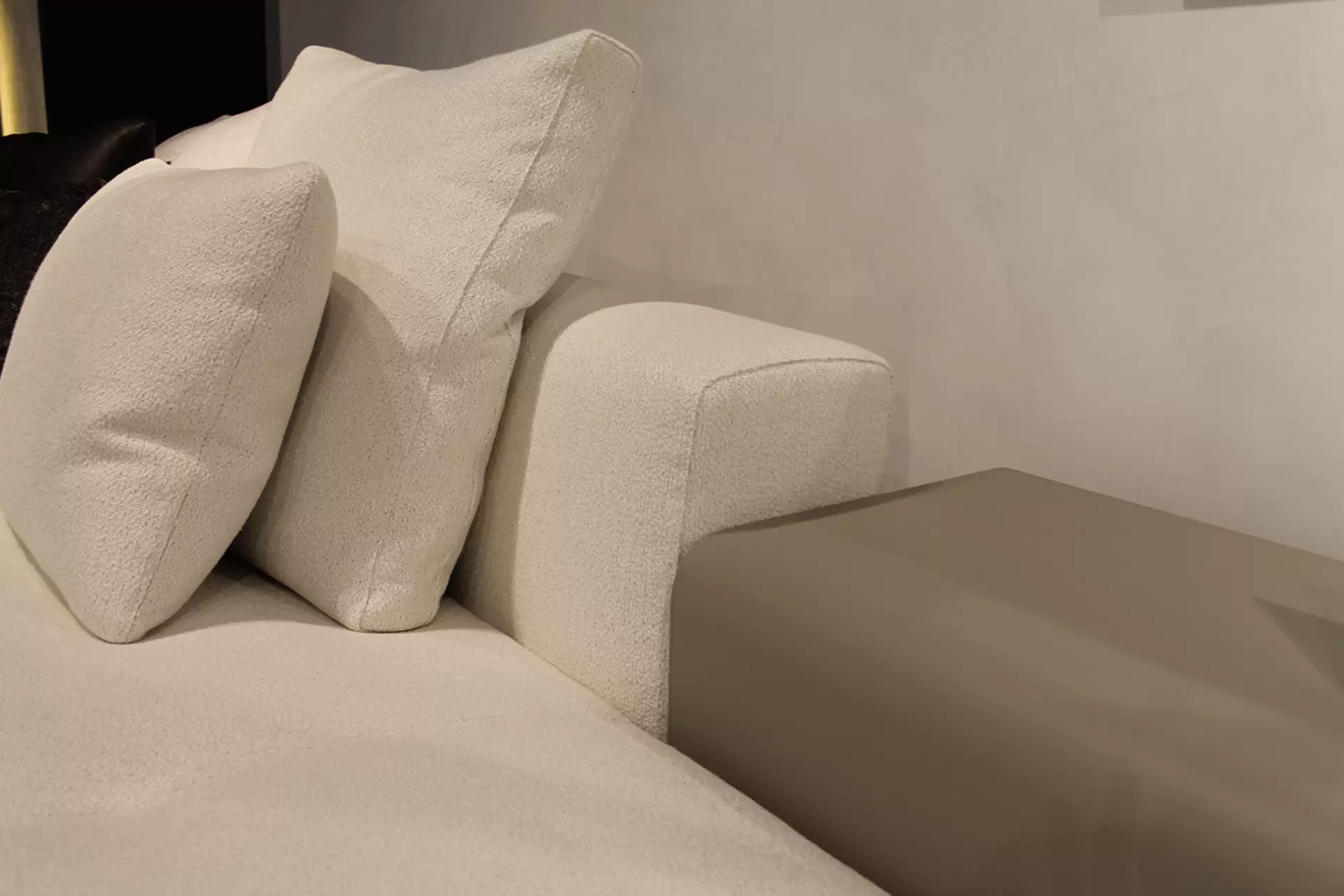 Lederbezogene Ablage im Rückenbereich des Connery Sofas