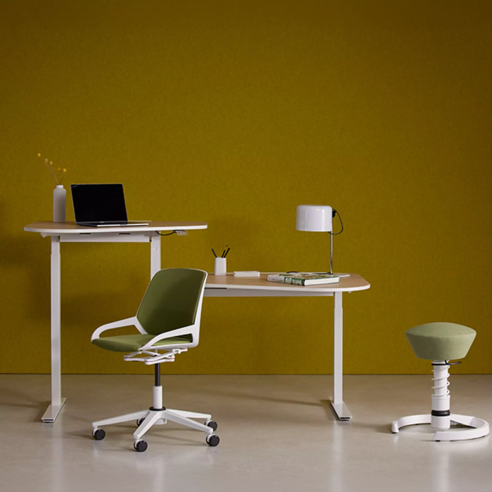 Drei High-Tech Produkte von aeris - der Active office Desk, der Numo Bürostuhl und der Swopper Hocker bilden einen stimmigen Arbeitsplatz