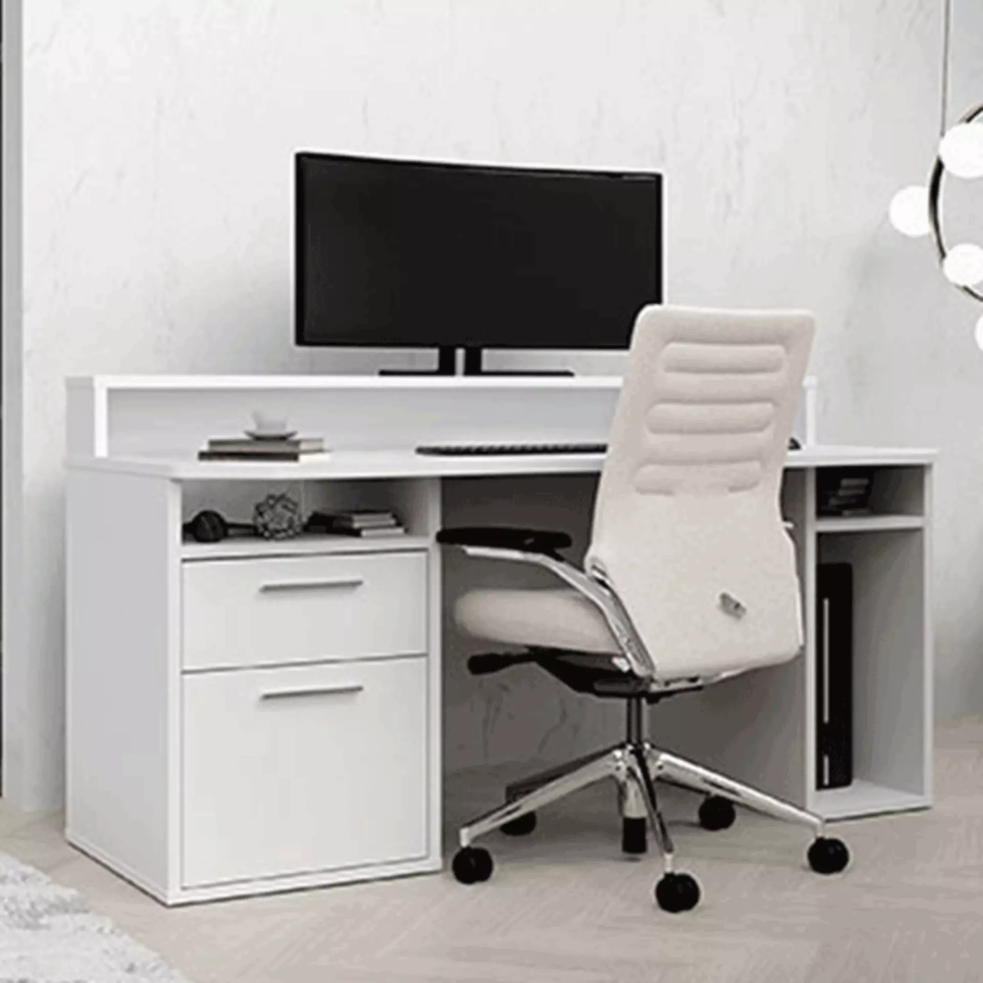 Minimalistisches Bürozimmer mit einem Weißen Bürostuhl